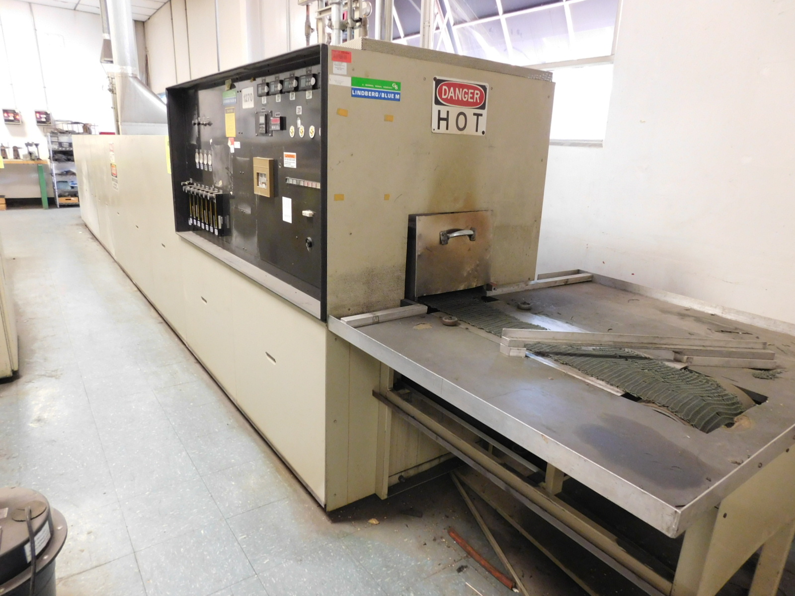 1992 LINDBERG/BLUE M MESH BELT CONVEYOR FURNACE, TYPE: 830A12B5C5D8E12, S/N 919646-E, KILOWATTS: 60.6, VOLTS: 480: PHASE: 3, MAX TEMP: 1100 DEG. C, HERTZ: 60, 34'X40"X53", CONVEYOR BELT WIDTH: 12", COMES W/THERMCO MODEL 8300 GAS MIXER-143