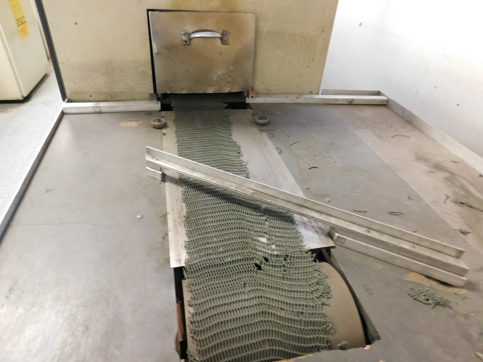 1992 LINDBERG/BLUE M MESH BELT CONVEYOR FURNACE, TYPE: 830A12B5C5D8E12, S/N 919646-E, KILOWATTS: 60.6, VOLTS: 480: PHASE: 3, MAX TEMP: 1100 DEG. C, HERTZ: 60, 34'X40"X53", CONVEYOR BELT WIDTH: 12", COMES W/THERMCO MODEL 8300 GAS MIXER-143