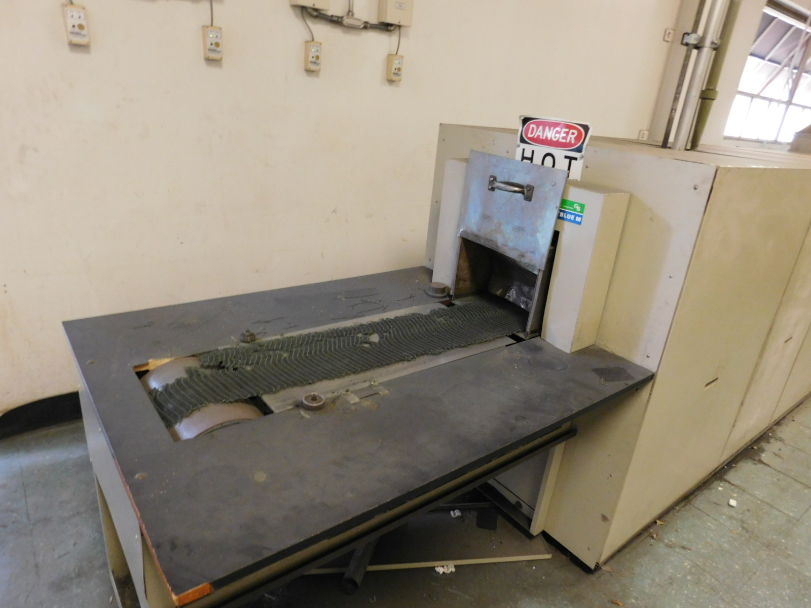 1992 LINDBERG/BLUE M MESH BELT CONVEYOR FURNACE, TYPE: 830A12B5C5D8E12, S/N 919646-E, KILOWATTS: 60.6, VOLTS: 480: PHASE: 3, MAX TEMP: 1100 DEG. C, HERTZ: 60, 34'X40"X53", CONVEYOR BELT WIDTH: 12", COMES W/THERMCO MODEL 8300 GAS MIXER-143