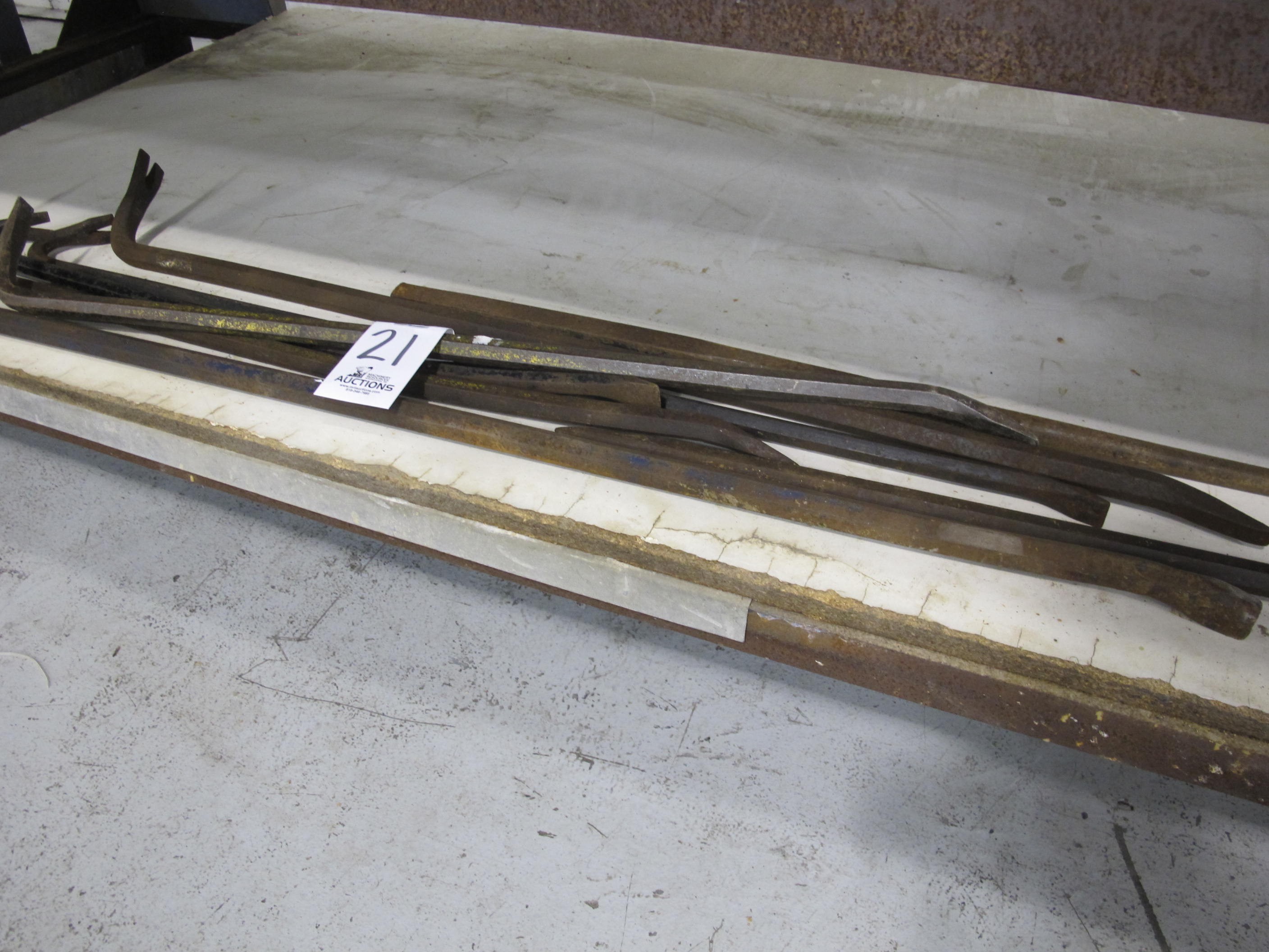 LOT ASSORTED PRY BARS (G-49) LOADING & HANDLING FEE $5-