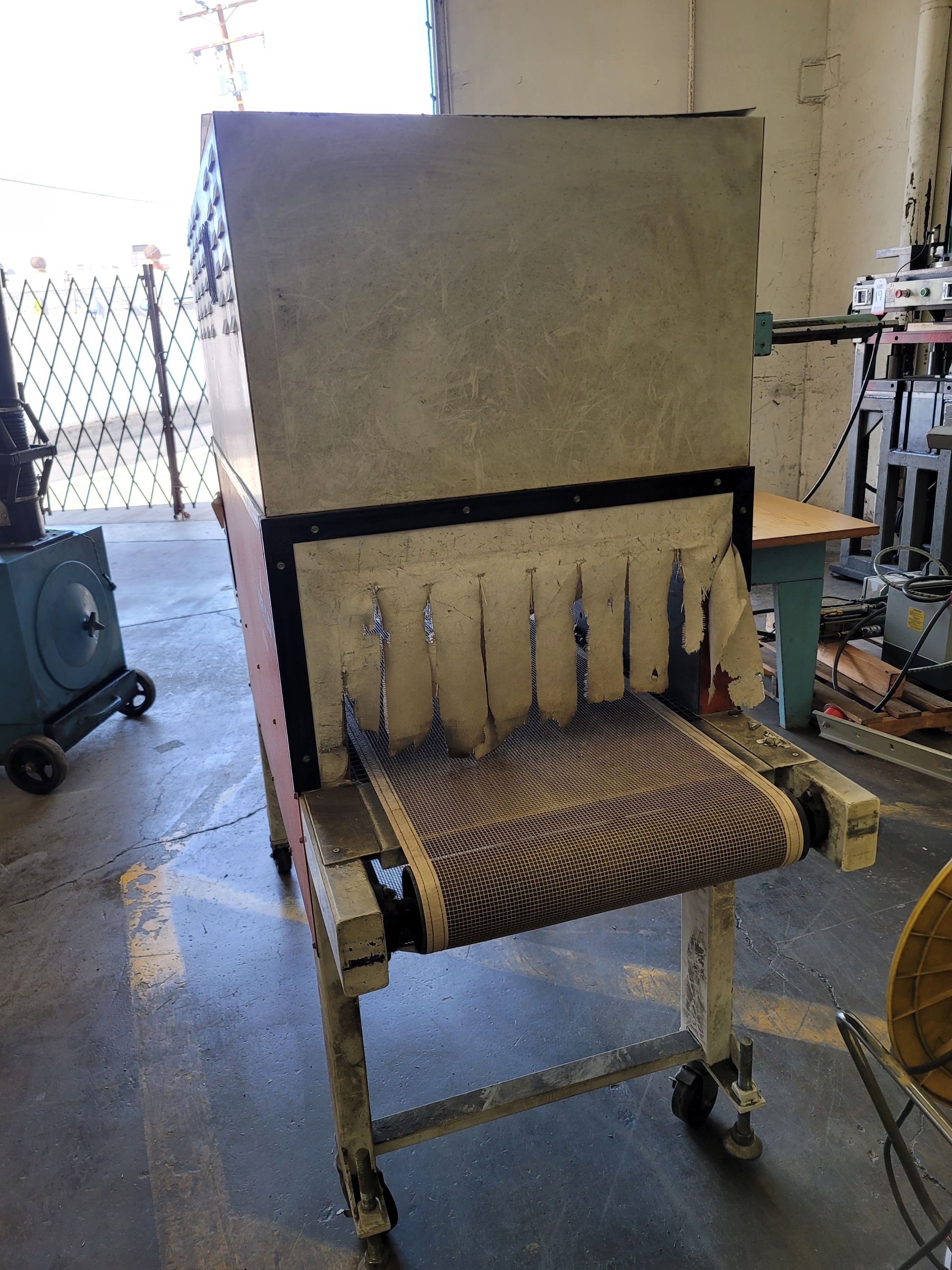 BELCO PACKAGING SYSTEMS RECIRCULATING HEAT SHRINK AIR TUNNEL, MODEL ST2210, 240V/3-PHASE, 20" WIDE NET CONVEYOR, ON CASTERS, S/N 9657-28