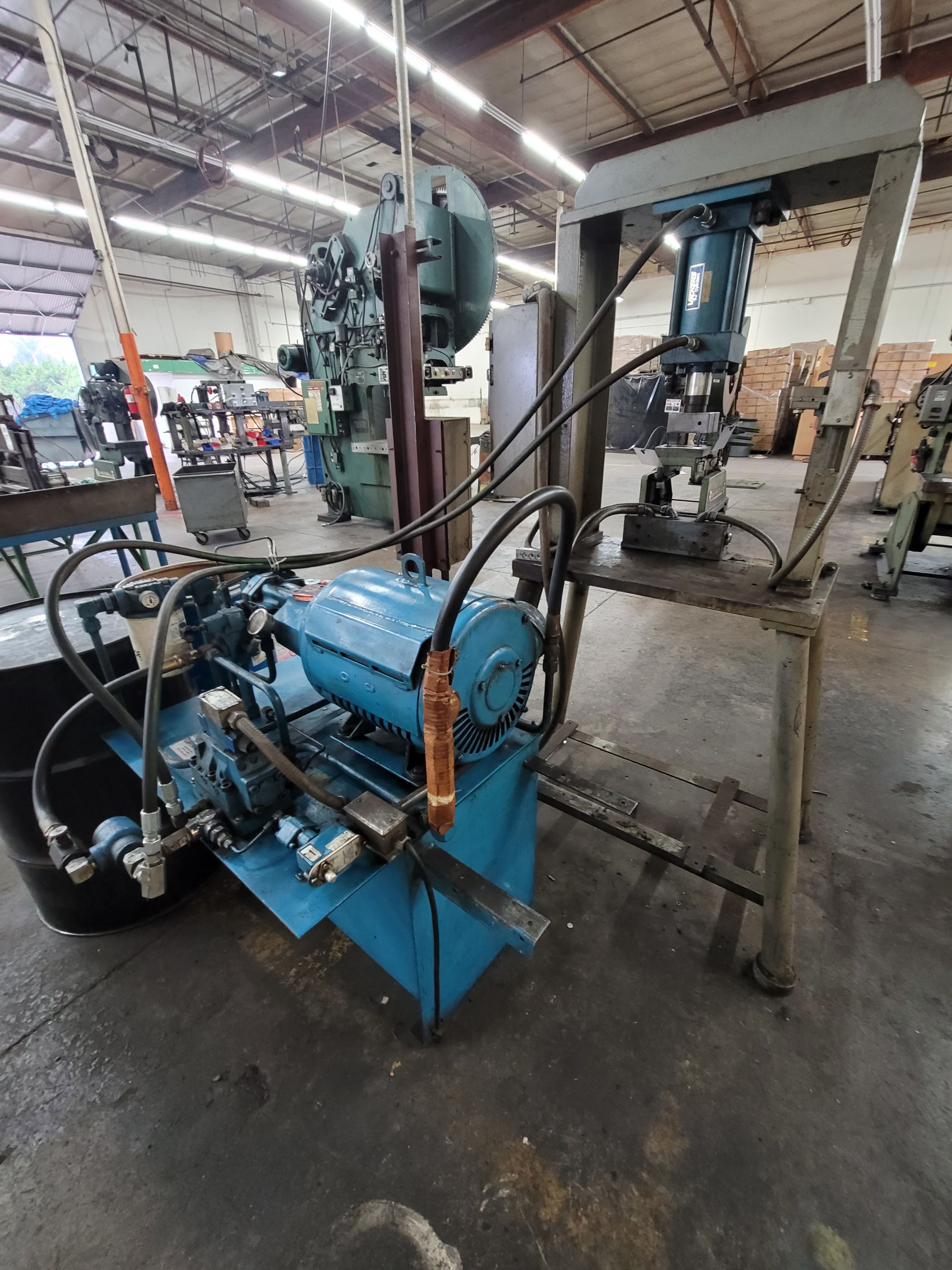 CUSTOM BUILT SINGLE RAM SHOP PRESS, W/ VICKERS T-J HYDRAULIC CYLINDER, W/ SEPARATE 25 HP HYDRAULIC PUMP W/ LARGE RESERVOIR-43