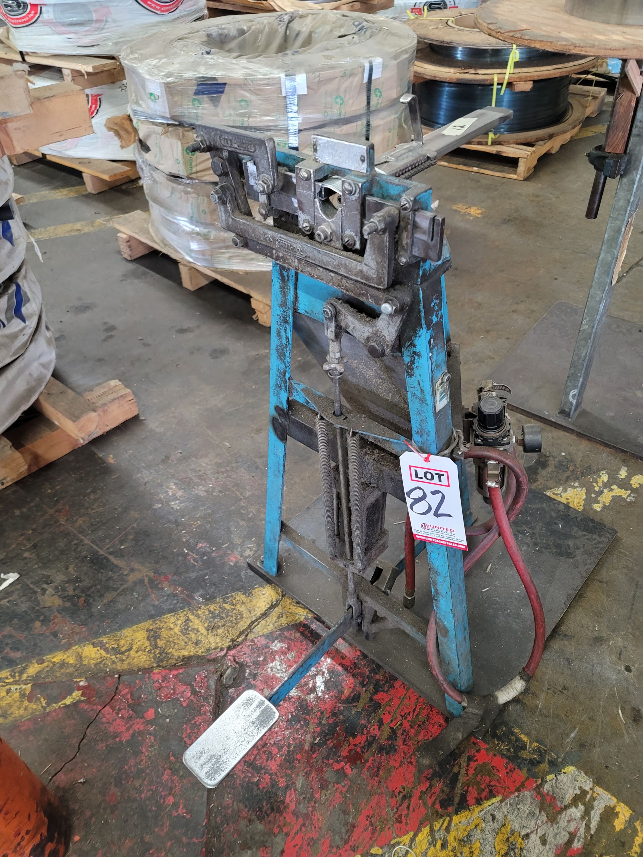 MANUAL WIRE FORMER, TO PUT HANGER ON END OF RAKE HANDLES-82