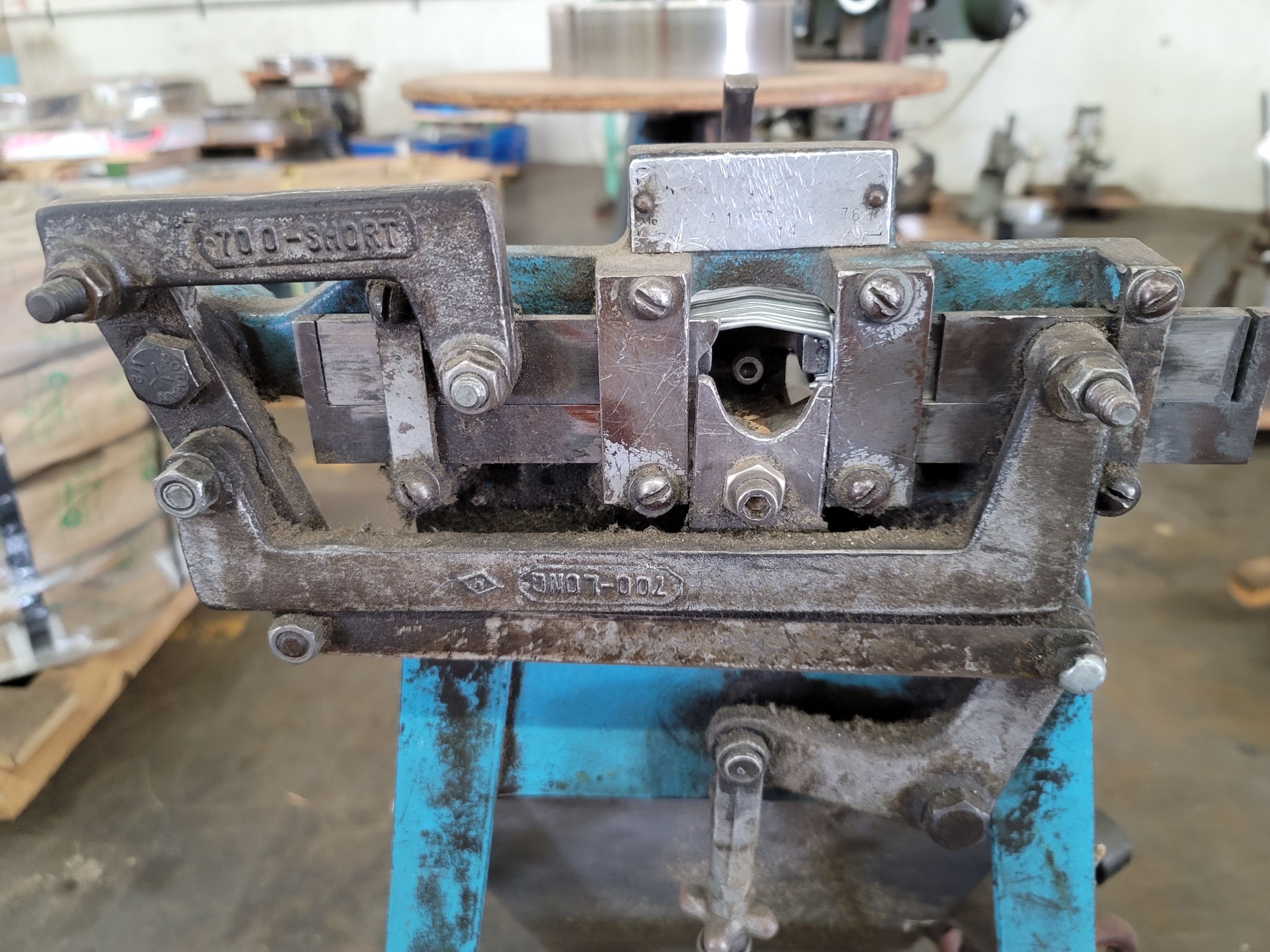 MANUAL WIRE FORMER, TO PUT HANGER ON END OF RAKE HANDLES-82