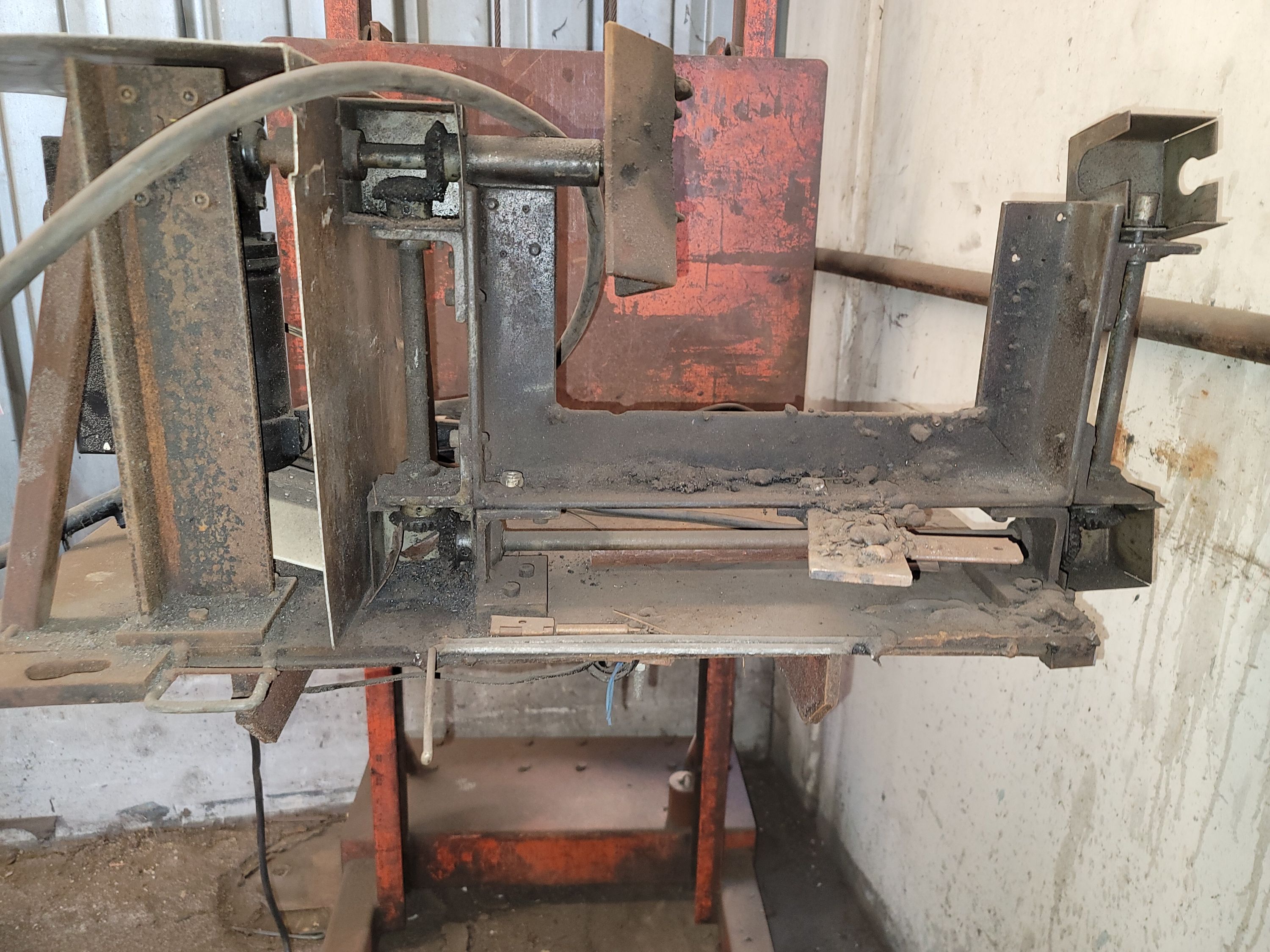 CRANK OPERATED LIFT (MISSING HANDLE) W/ LEESON SPEEDMASTER SPEED CONTROL CONNECTED TO CUSTOM FIXTURE-114