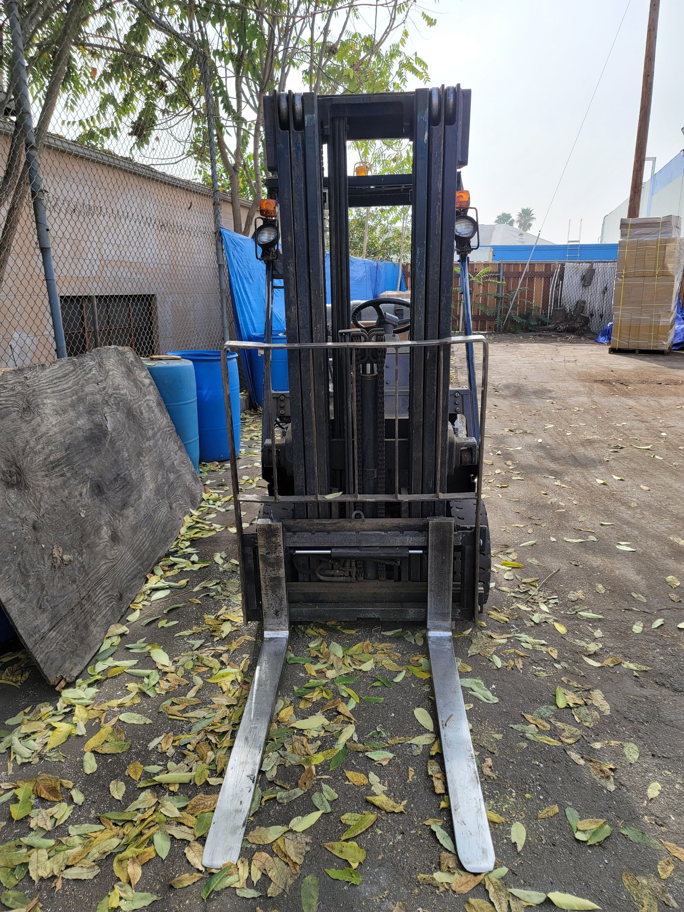 KOMATSU LPG FORKLIFT, MODEL FG 20ST11, 3,580 LBS CAPACITY, SIDE SHIFT, 6,927 HOURS, 3-STAGE MAST, 42" FORKS, SOLID TIRES, S/N 401500A, NOTE: LP TANK NOT INCLUDED-130