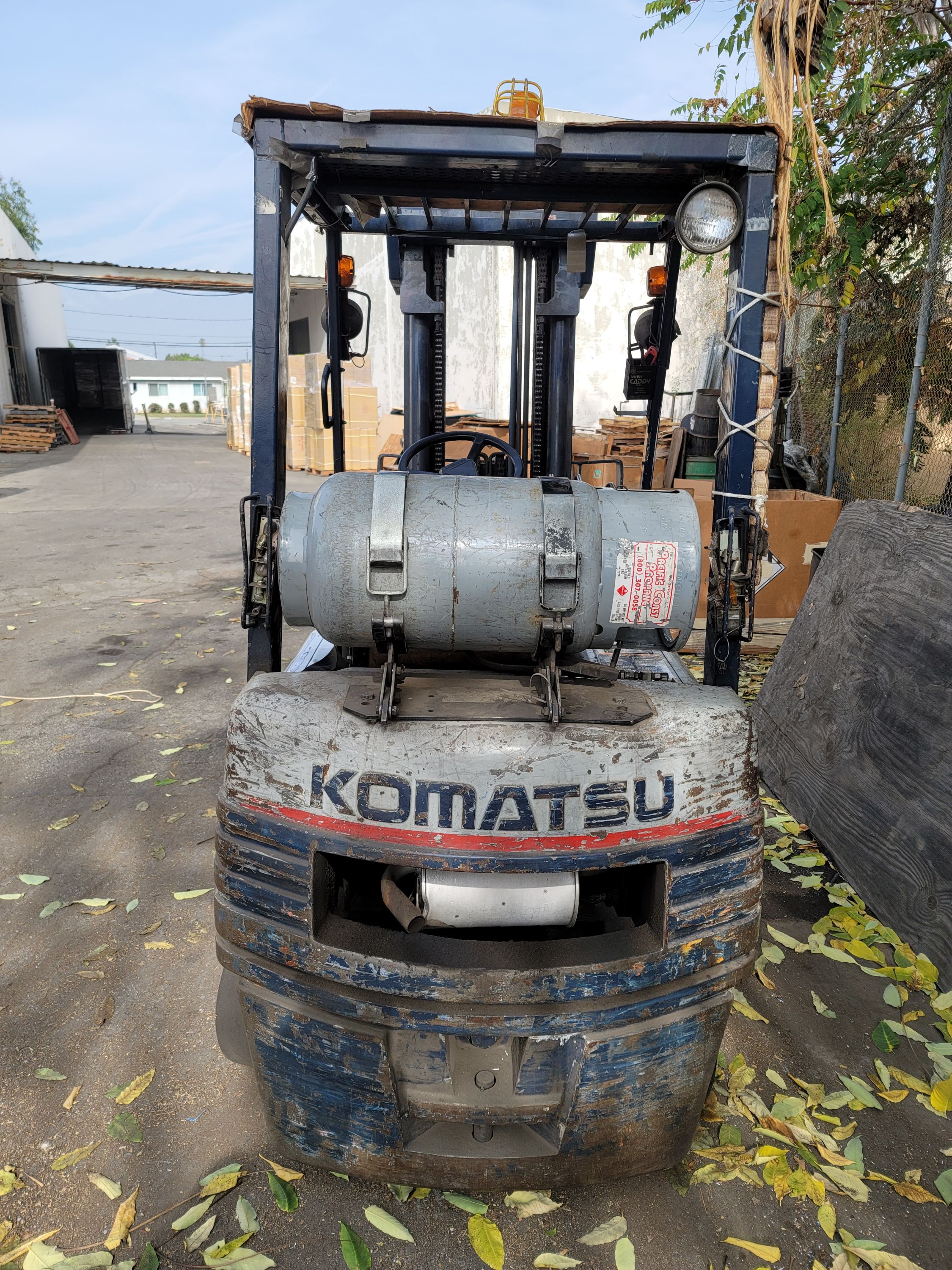 KOMATSU LPG FORKLIFT, MODEL FG 20ST11, 3,580 LBS CAPACITY, SIDE SHIFT, 6,927 HOURS, 3-STAGE MAST, 42" FORKS, SOLID TIRES, S/N 401500A, NOTE: LP TANK NOT INCLUDED-130