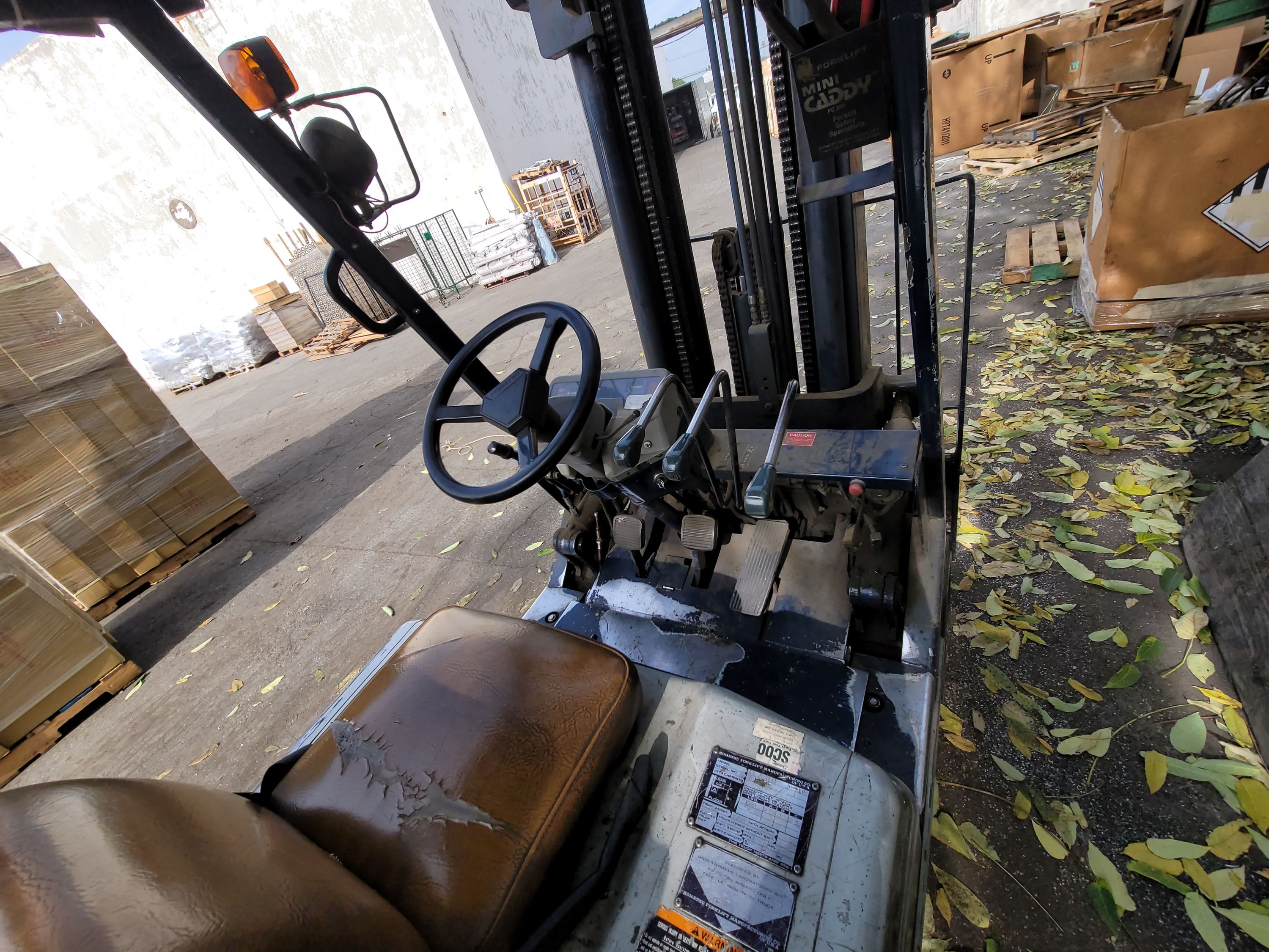 KOMATSU LPG FORKLIFT, MODEL FG 20ST11, 3,580 LBS CAPACITY, SIDE SHIFT, 6,927 HOURS, 3-STAGE MAST, 42" FORKS, SOLID TIRES, S/N 401500A, NOTE: LP TANK NOT INCLUDED-130