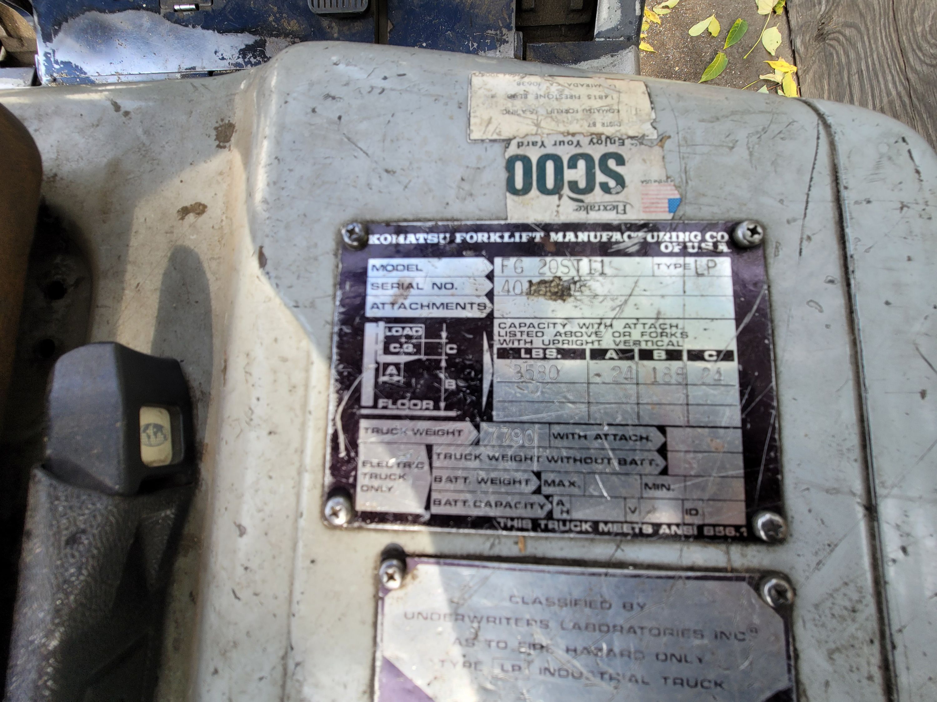 KOMATSU LPG FORKLIFT, MODEL FG 20ST11, 3,580 LBS CAPACITY, SIDE SHIFT, 6,927 HOURS, 3-STAGE MAST, 42" FORKS, SOLID TIRES, S/N 401500A, NOTE: LP TANK NOT INCLUDED-130