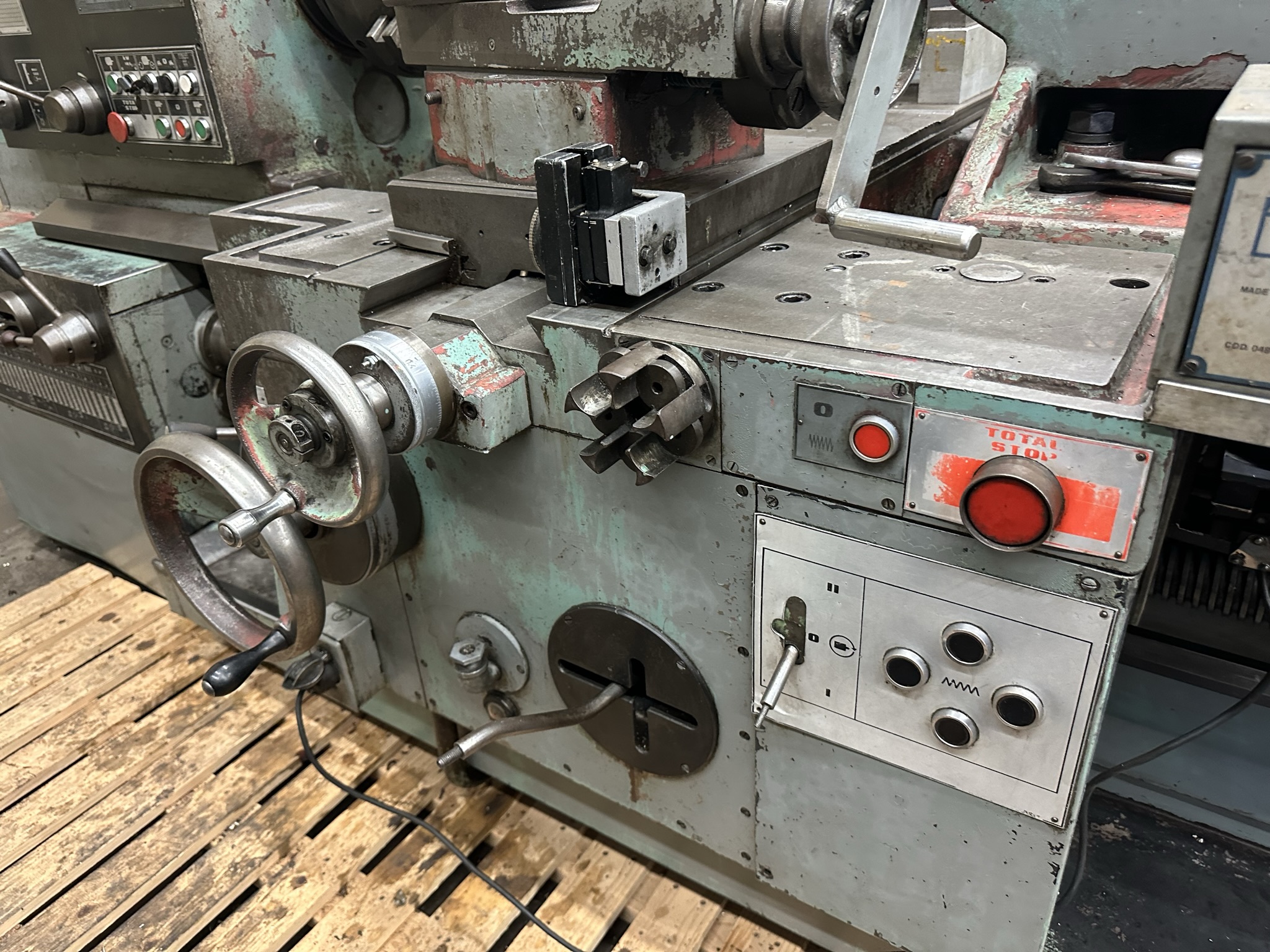 TOS SUS 80 LATHE, 32" X 130" CC, 15" 6-JAW CHUCK, TAILSTOCK, (2) STEADY RESTS, DUPLOMATIC TA-175 TRACING ATTACHMENT, 3-1/4" THROUGH HOLE-56