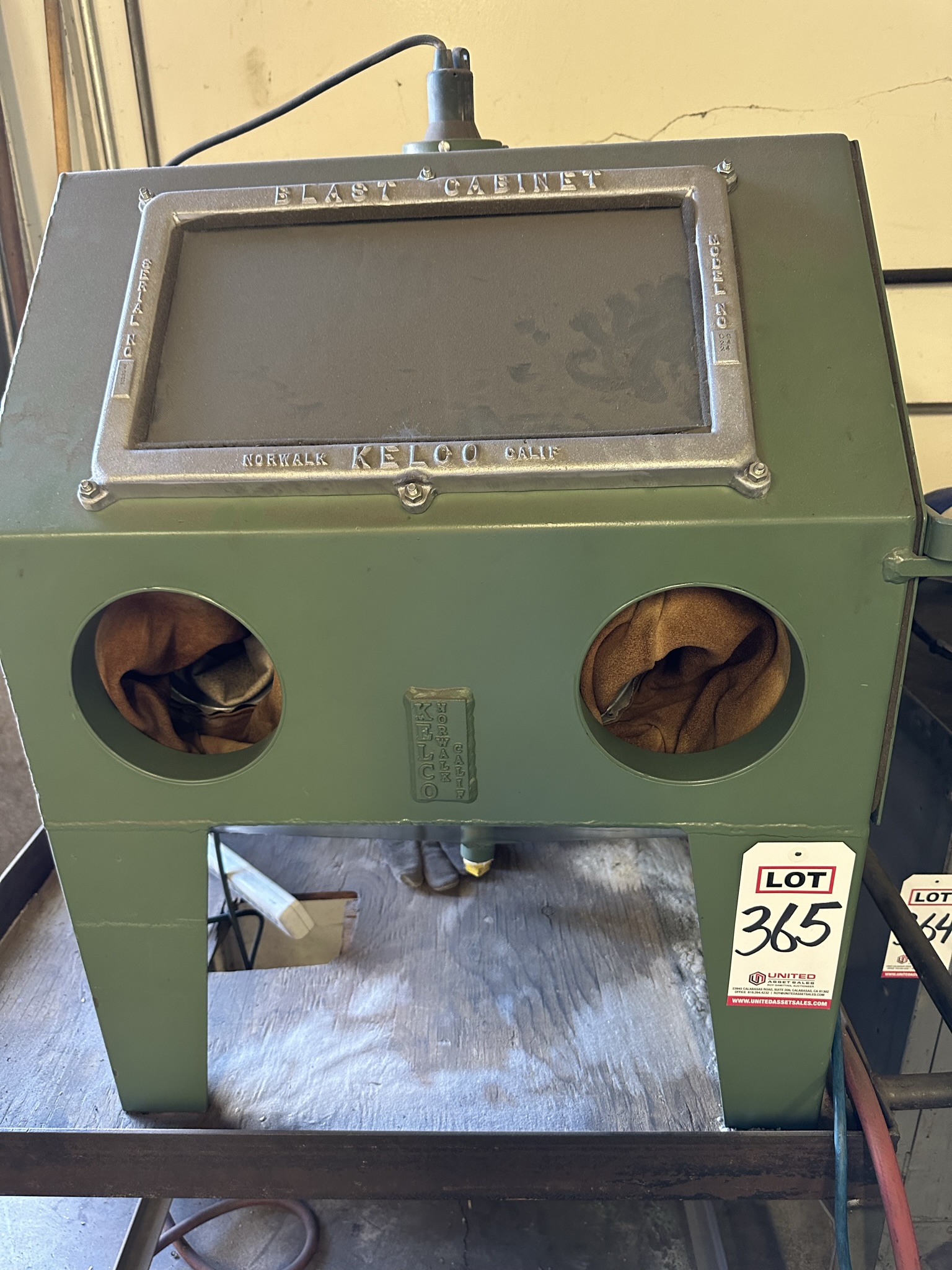 KELCO BLAST CABINET, MODEL CS-2424, S/N C-7232-365
