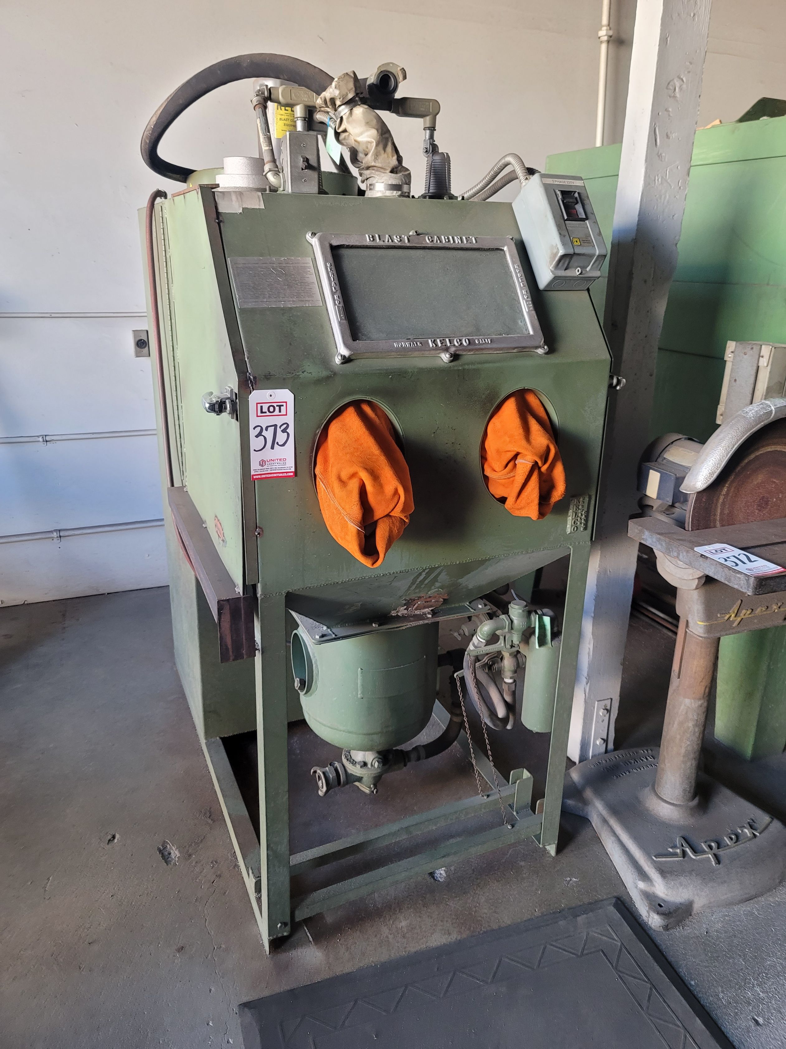 KELCO BLAST CABINET, MODEL CH-30-C, S/N C-7262, W/ MEDIA RECLAMATION-373