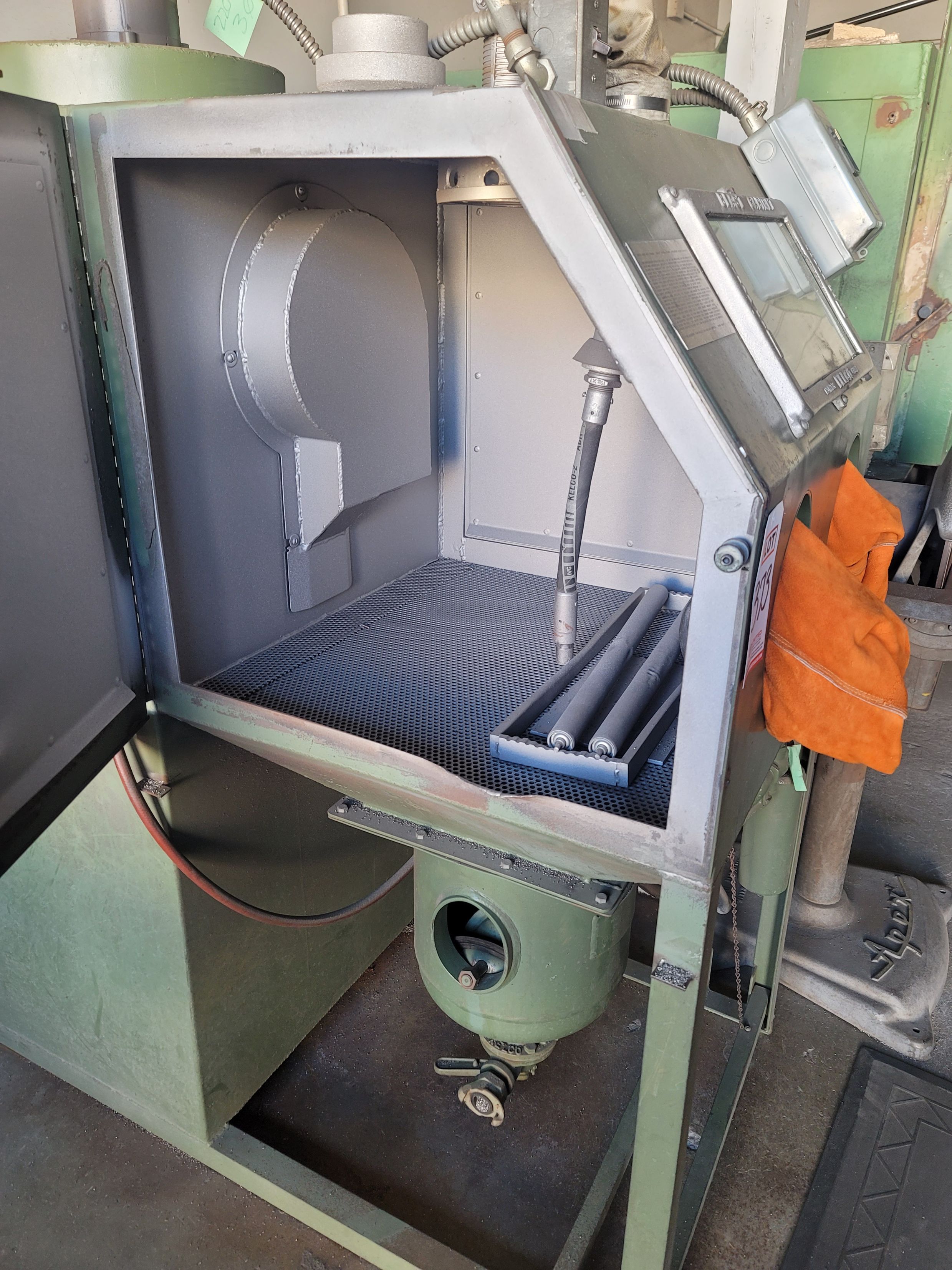 KELCO BLAST CABINET, MODEL CH-30-C, S/N C-7262, W/ MEDIA RECLAMATION-373
