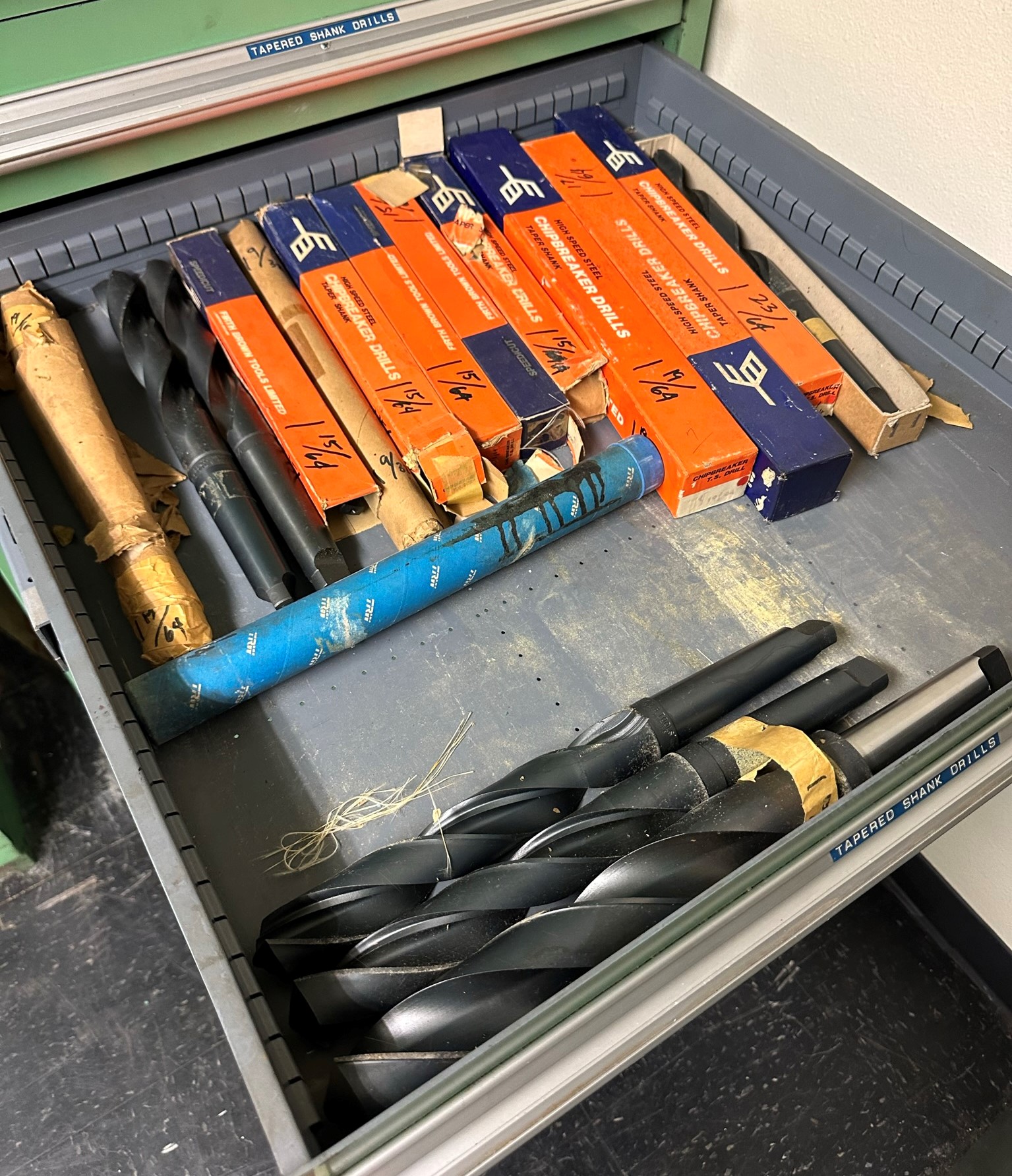 VIDMAR 11-DRAWER TOOL CABINET, W/ CONTENTS OF TOOLING-487