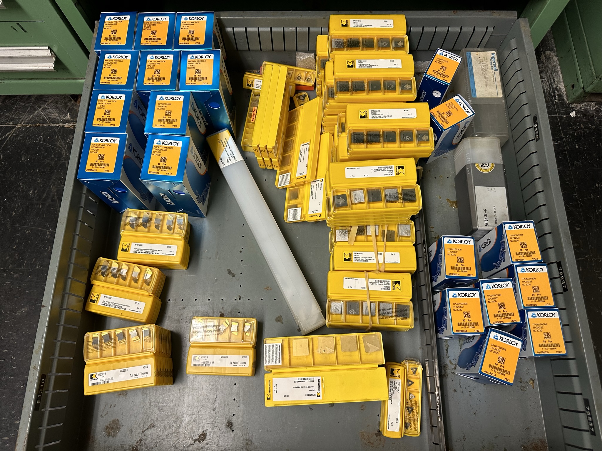 STANLEY VIDMAR 9-DRAWER TOOL CABINET, W/ CONTENTS OF TOOLING, TO INCLUDE: LARGE QUANTITY OF CARBIDE INSERTS-488