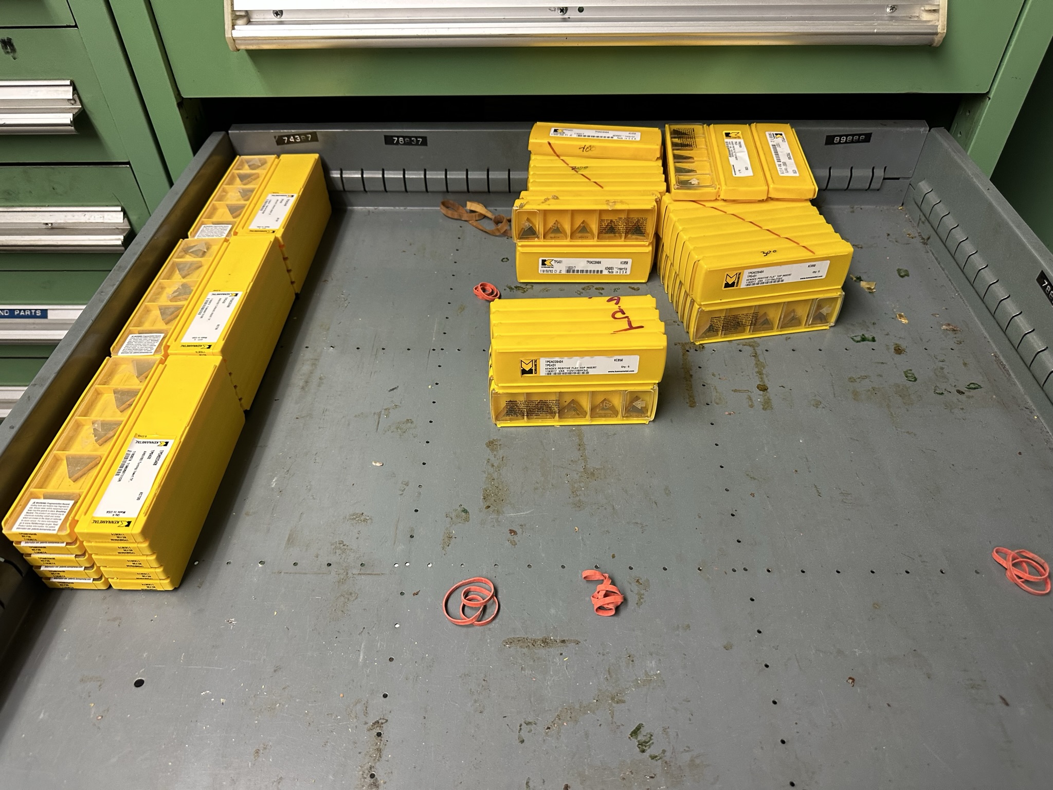STANLEY VIDMAR 9-DRAWER TOOL CABINET, W/ CONTENTS OF TOOLING, TO INCLUDE: LARGE QUANTITY OF CARBIDE INSERTS-488