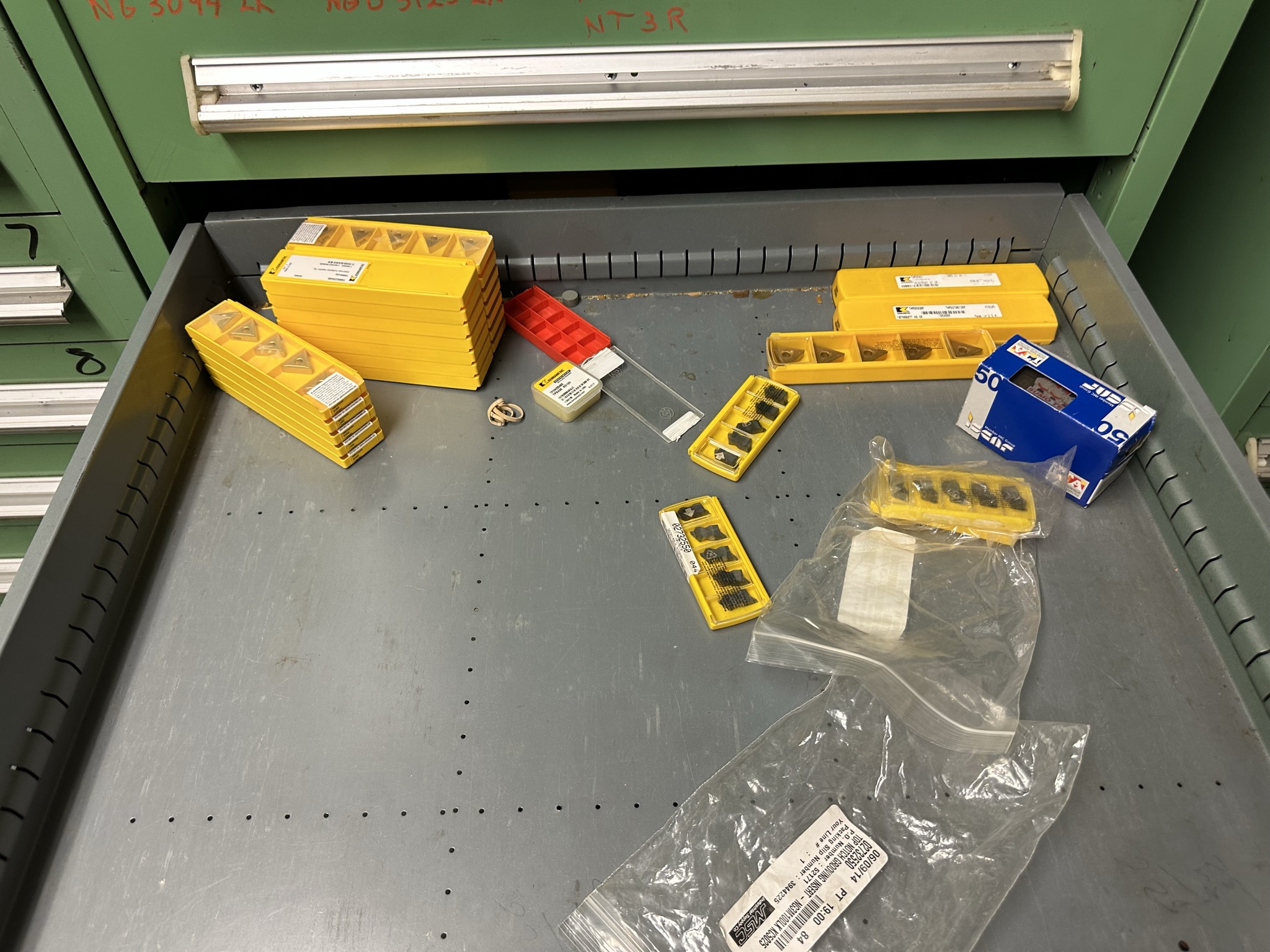 STANLEY VIDMAR 9-DRAWER TOOL CABINET, W/ CONTENTS OF TOOLING, TO INCLUDE: LARGE QUANTITY OF CARBIDE INSERTS-488