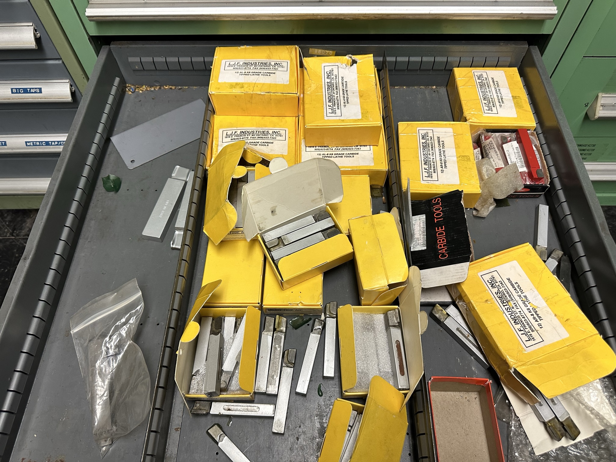 VIDMAR 11-DRAWER TOOL CABINET, W/ CONTENTS OF TOOLING, TO INCLUDE: LARGE QUANTITY OF CARBIDE INSERTS-489