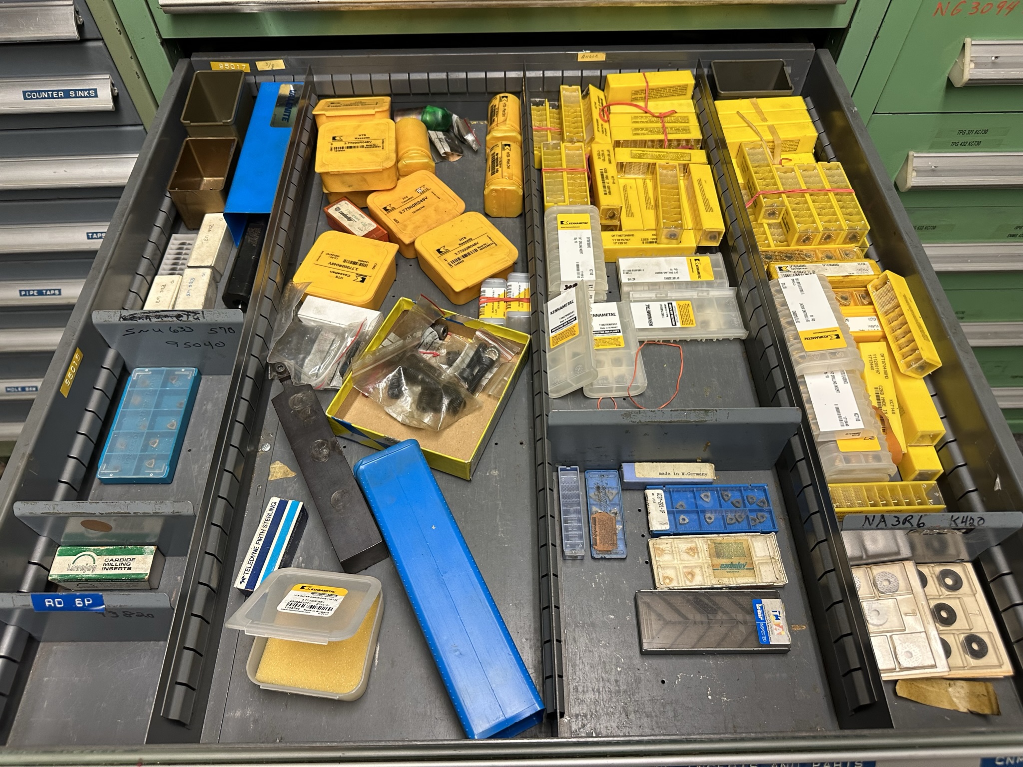 VIDMAR 11-DRAWER TOOL CABINET, W/ CONTENTS OF TOOLING, TO INCLUDE: LARGE QUANTITY OF CARBIDE INSERTS-489