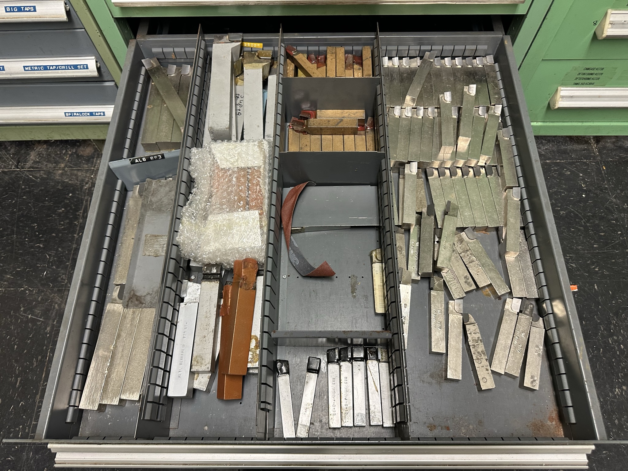 VIDMAR 11-DRAWER TOOL CABINET, W/ CONTENTS OF TOOLING, TO INCLUDE: LARGE QUANTITY OF CARBIDE INSERTS-489