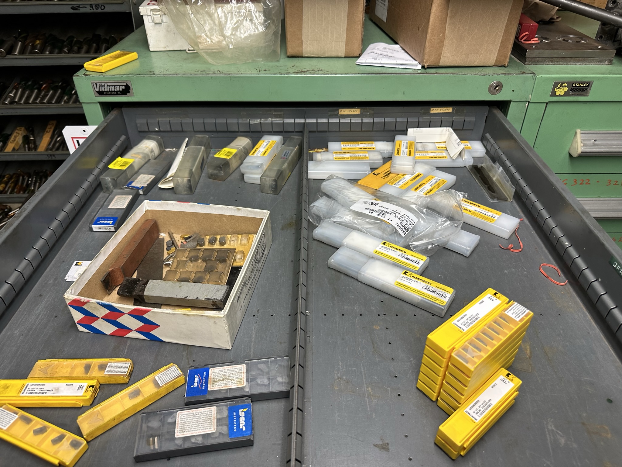 VIDMAR 11-DRAWER TOOL CABINET, W/ CONTENTS OF TOOLING, TO INCLUDE: LARGE QUANTITY OF CARBIDE INSERTS-489