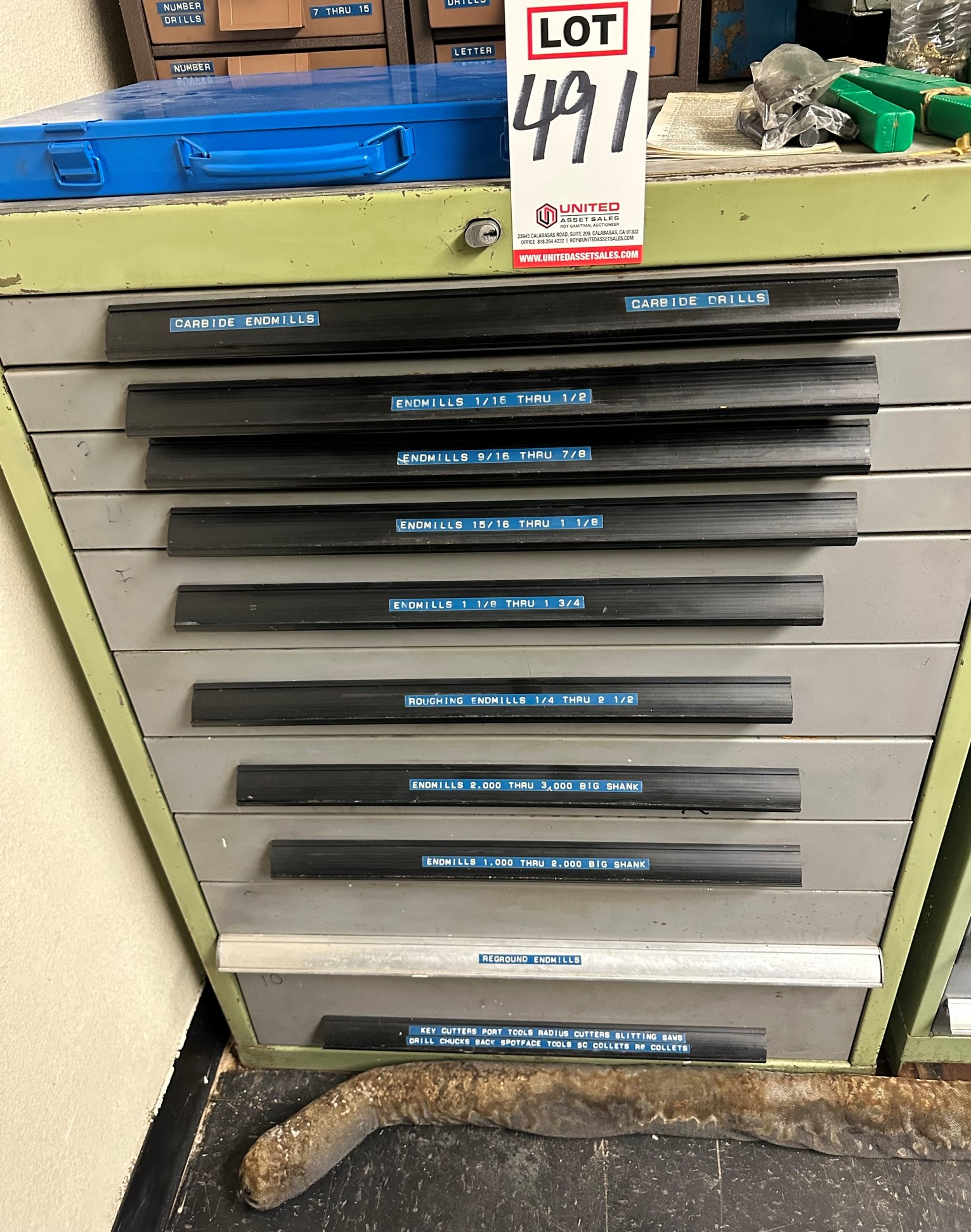 10-DRAWER TOOL CABINET, W/ CONTENTS OF TOOLING, TO INCLUDE: CARBIDE DRILLS, END MILLS, ROUGHING END MILLS, KEY CUTTERS, ETC., ALSO INCLUDES DRILLS AND TAPS ON TOP OF CABINET-491