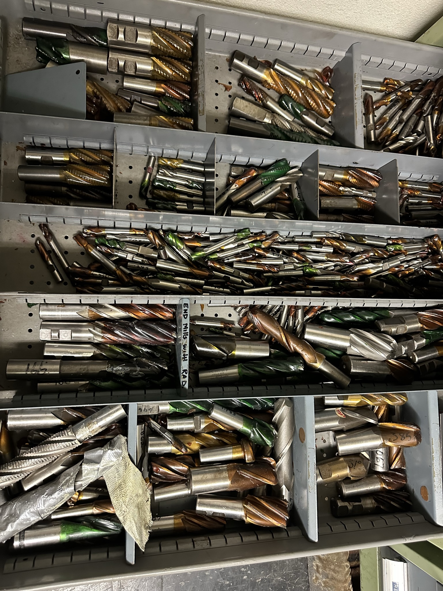 10-DRAWER TOOL CABINET, W/ CONTENTS OF TOOLING, TO INCLUDE: CARBIDE DRILLS, END MILLS, ROUGHING END MILLS, KEY CUTTERS, ETC., ALSO INCLUDES DRILLS AND TAPS ON TOP OF CABINET-491