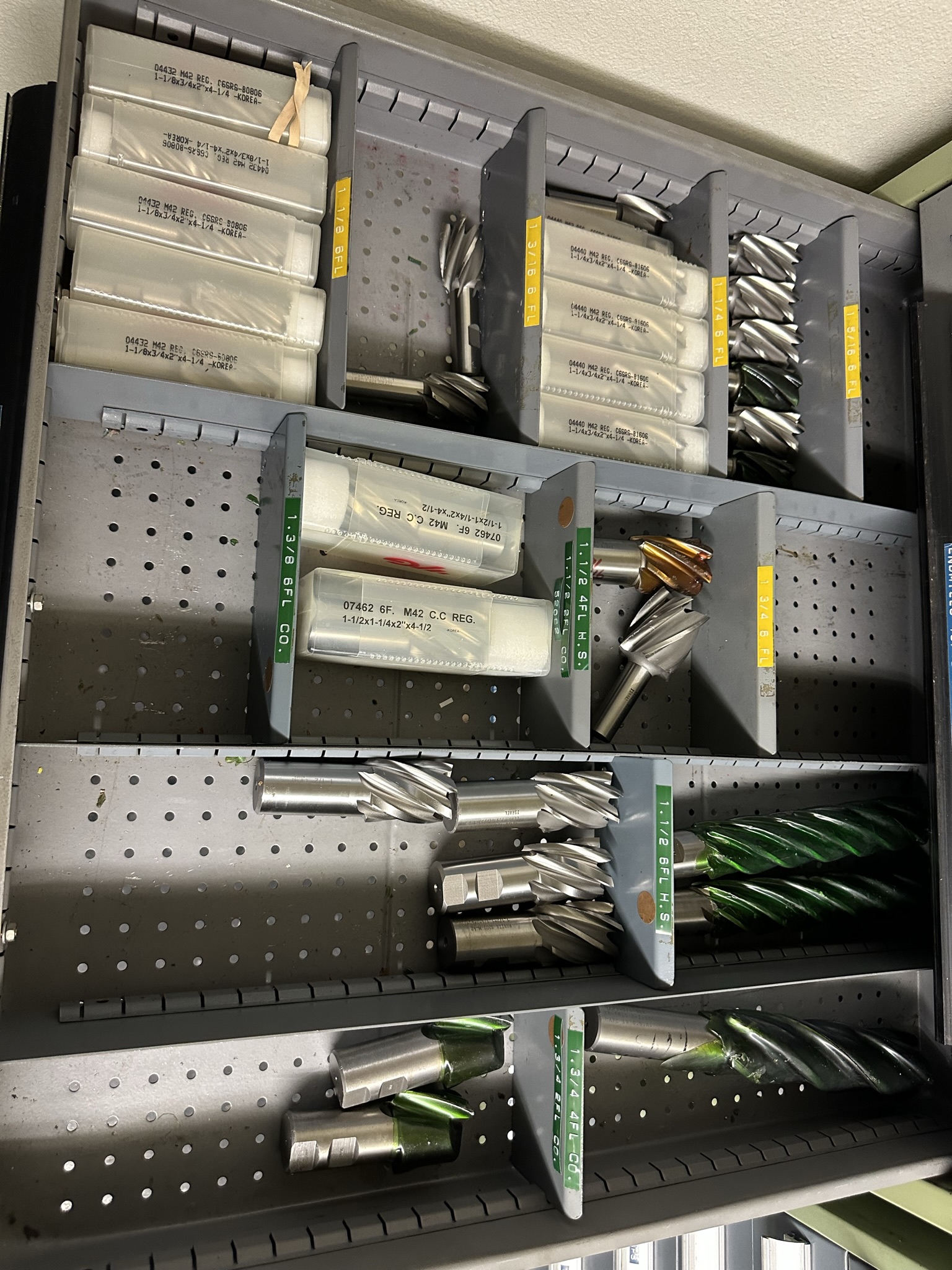 10-DRAWER TOOL CABINET, W/ CONTENTS OF TOOLING, TO INCLUDE: CARBIDE DRILLS, END MILLS, ROUGHING END MILLS, KEY CUTTERS, ETC., ALSO INCLUDES DRILLS AND TAPS ON TOP OF CABINET-491