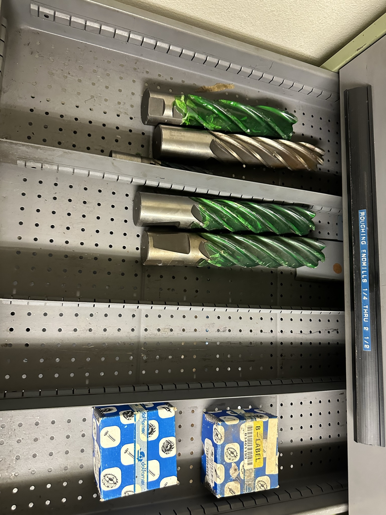 10-DRAWER TOOL CABINET, W/ CONTENTS OF TOOLING, TO INCLUDE: CARBIDE DRILLS, END MILLS, ROUGHING END MILLS, KEY CUTTERS, ETC., ALSO INCLUDES DRILLS AND TAPS ON TOP OF CABINET-491