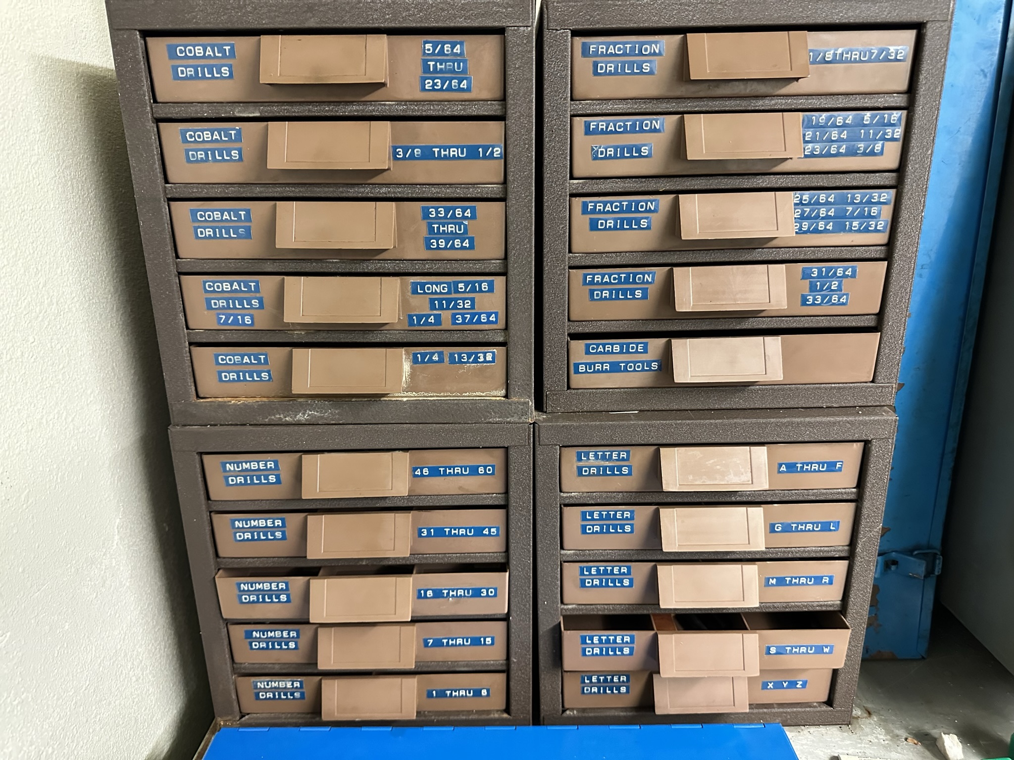 10-DRAWER TOOL CABINET, W/ CONTENTS OF TOOLING, TO INCLUDE: CARBIDE DRILLS, END MILLS, ROUGHING END MILLS, KEY CUTTERS, ETC., ALSO INCLUDES DRILLS AND TAPS ON TOP OF CABINET-491