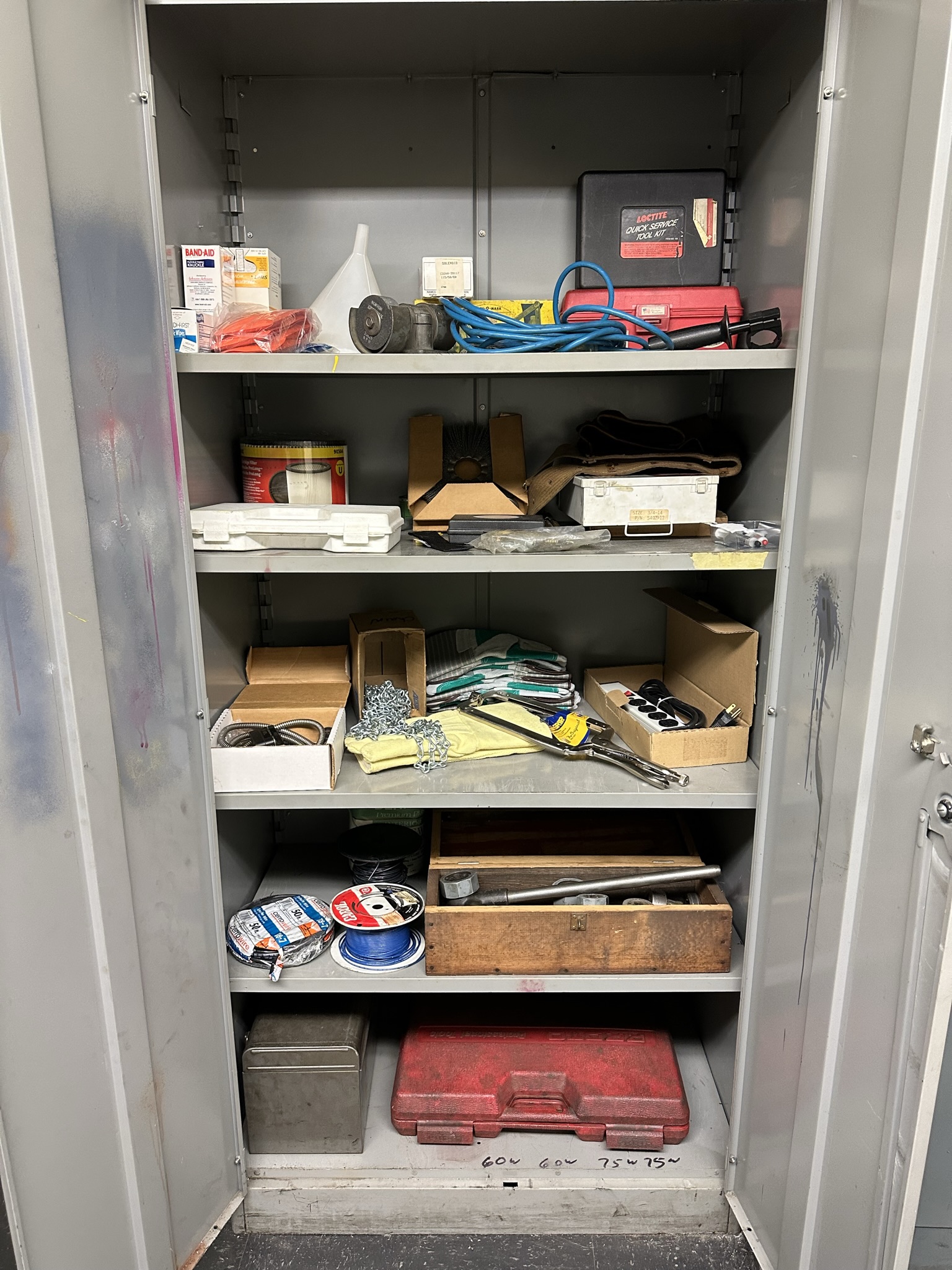 LOT - 2-DOOR STORAGE CABINET, W/ CONTENTS, TO INCLUDE: SECO 150.10 CUTOFF KIT, NYE NO. 50 RATCHET TYPE MANUAL THREADER W/ DIES, CURV-O-MARK CONTOUR MARKER, NORTON BRAKE CONTROLLED TRUING DEVICE MODEL NO. 1, VISE GRIP CLAMP, ETC.-499