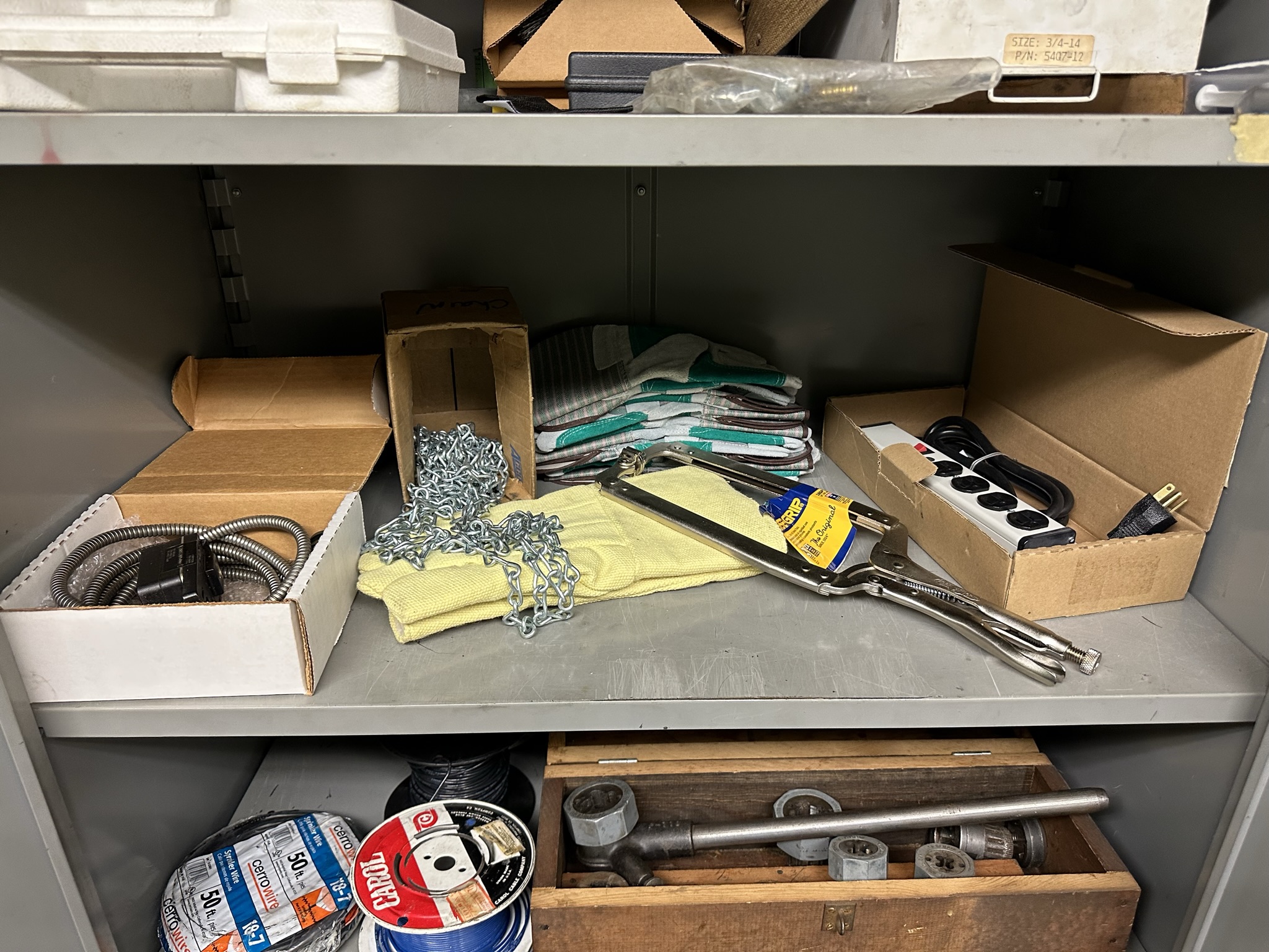 LOT - 2-DOOR STORAGE CABINET, W/ CONTENTS, TO INCLUDE: SECO 150.10 CUTOFF KIT, NYE NO. 50 RATCHET TYPE MANUAL THREADER W/ DIES, CURV-O-MARK CONTOUR MARKER, NORTON BRAKE CONTROLLED TRUING DEVICE MODEL NO. 1, VISE GRIP CLAMP, ETC.-499