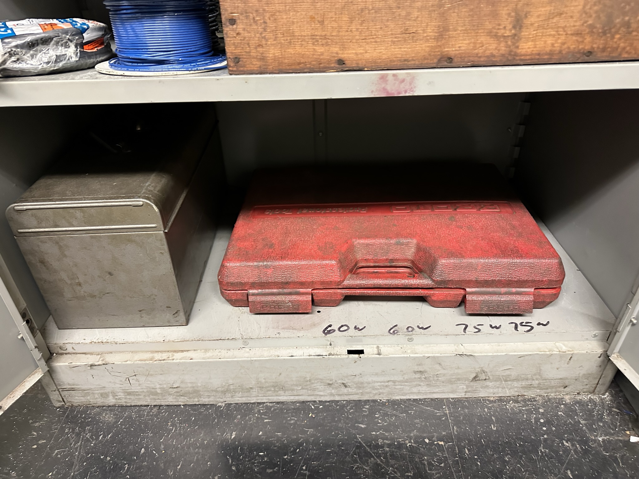 LOT - 2-DOOR STORAGE CABINET, W/ CONTENTS, TO INCLUDE: SECO 150.10 CUTOFF KIT, NYE NO. 50 RATCHET TYPE MANUAL THREADER W/ DIES, CURV-O-MARK CONTOUR MARKER, NORTON BRAKE CONTROLLED TRUING DEVICE MODEL NO. 1, VISE GRIP CLAMP, ETC.-499