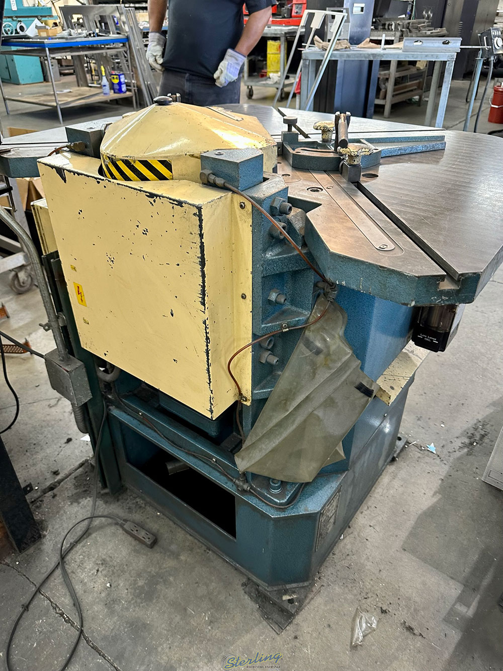 AMADA HYDRAULIC CORNER NOTCHER MODEL CS 220 8 5 8inch X 8 5 8inch X 10 GAUGE S N 544574-36