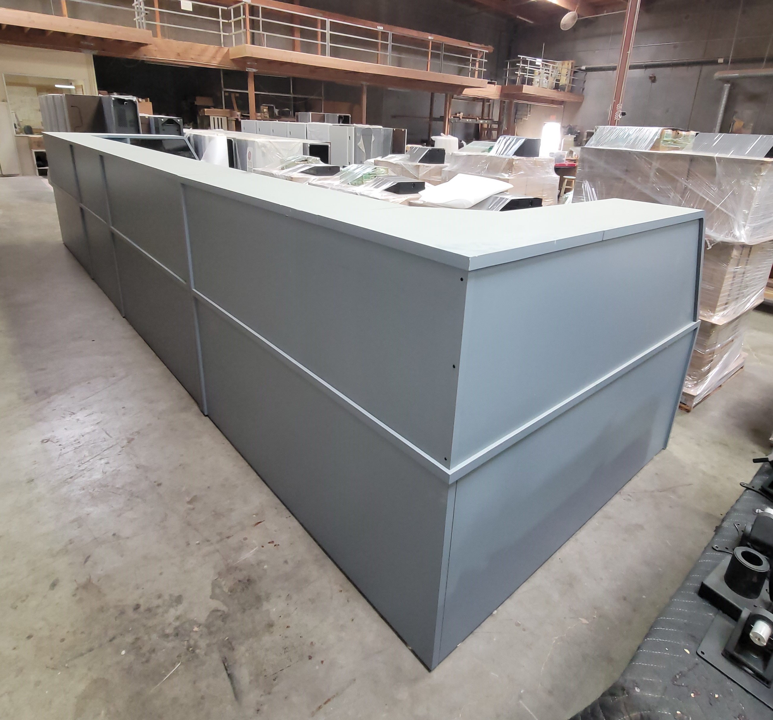 U-SHAPED DESK CONFIGURATION W/ LOW-PROFILE HUTCH, DIM: 20' X 6'-165