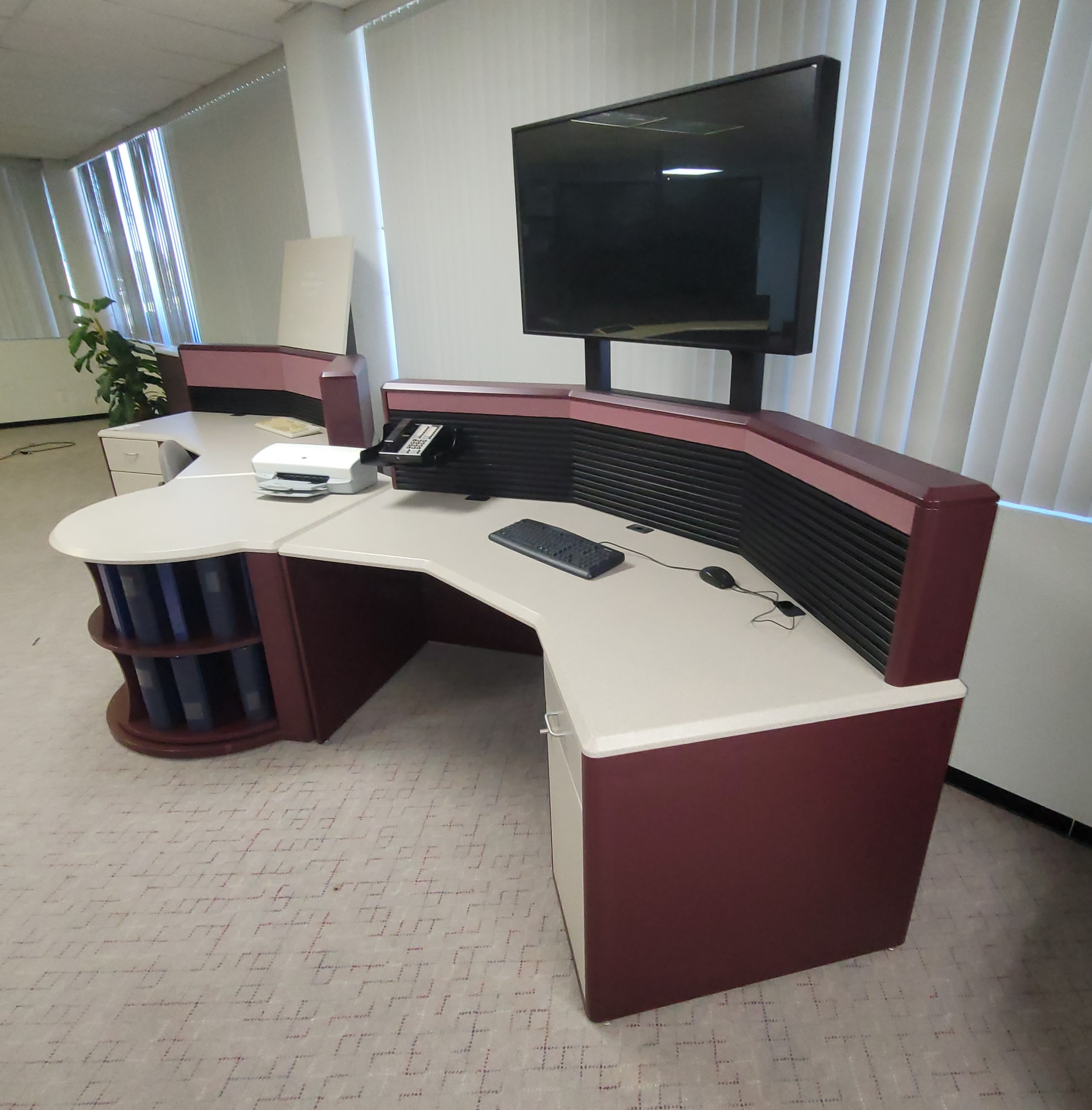 COCKPIT STYLE GULLWING CONSOLE CONFIGURATION W/ DOCUMENT CAROUSEL TRANSITION, DRAWER PEDESTALS, CHAMBERED SLATWALL & 46" LCD SCREEN, COLOR: GRANITE & SANGRIA-176