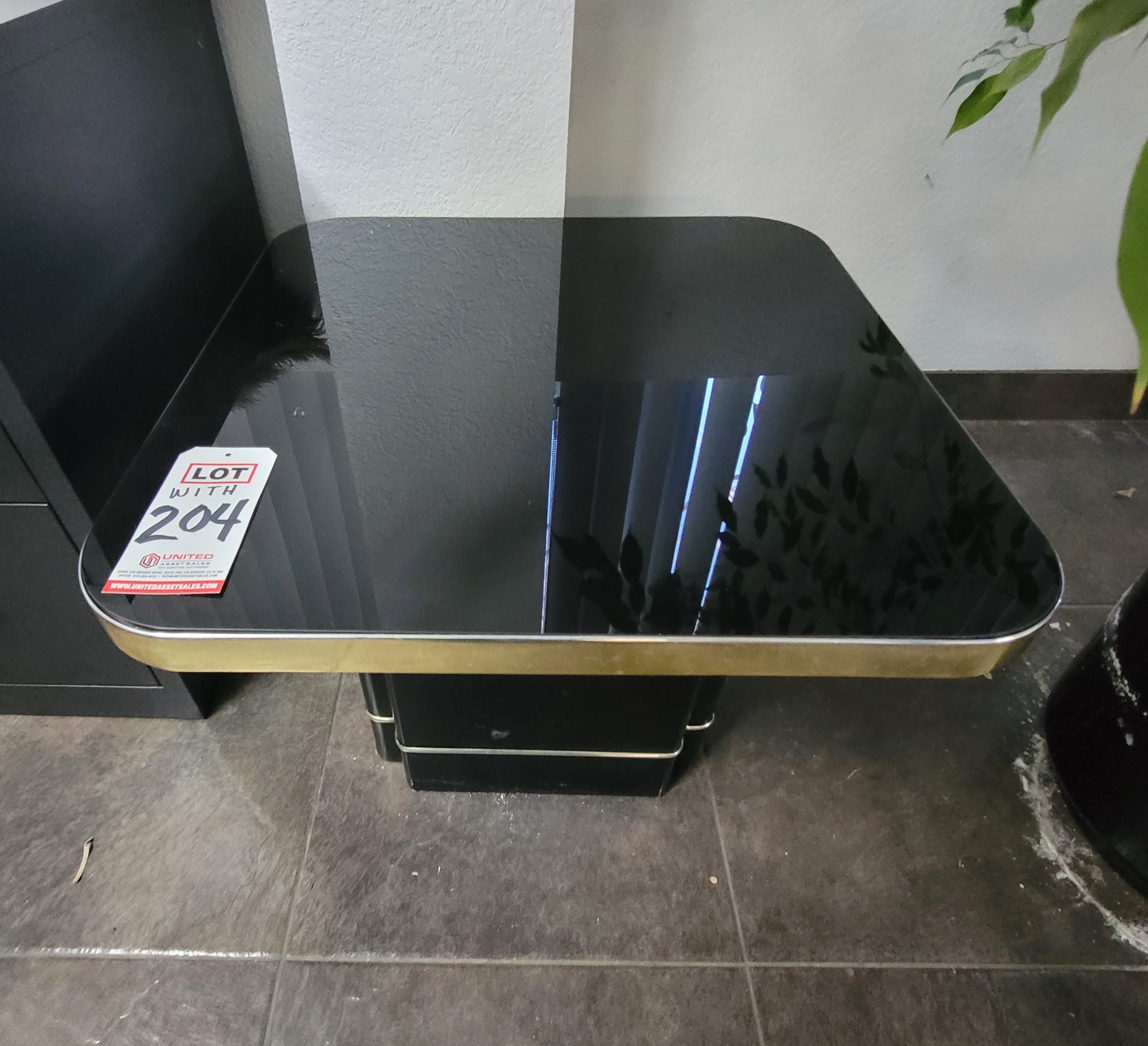 LOT - END TABLE & DISPLAY TABLE SET, COLOR: BLACK W/ GOLD METAL TRIM, CONTENTS NOT INCLUDED-204