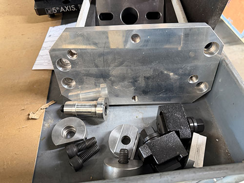 LOT - (1) 5TH AXIS 90 DEGREE ADAPTER MOUNT, MODEL RL96A-90 AND (1) 5TH AXIS 96 MM MASTER GAUGING PALLET, MODEL RL96-MP-32