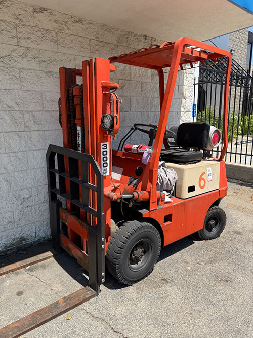 TOYOTA LPG FORKLIFT, MODEL 2FG15, 3,000 LB CAPACITY, 3-STAGE MAST, 3' FORKS, PNEUMATIC TIRES, LOAD LIGHTS, S/N 11511, (NOTE: NO HOUR METER ON THIS LIFT)-100