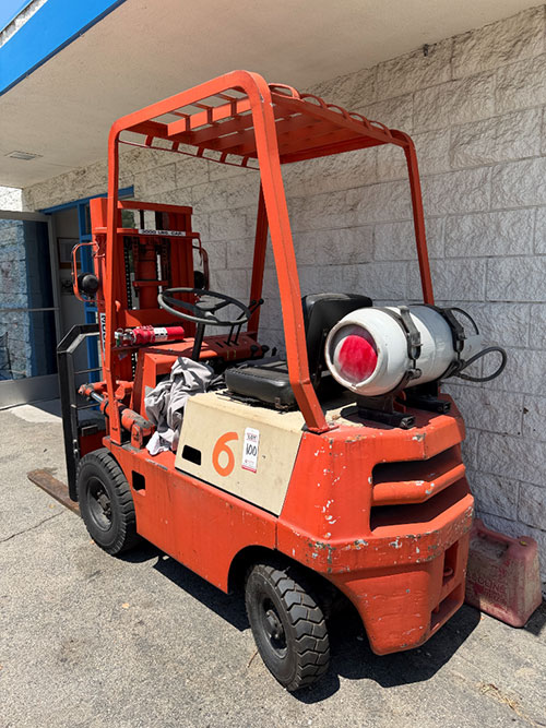 TOYOTA LPG FORKLIFT, MODEL 2FG15, 3,000 LB CAPACITY, 3-STAGE MAST, 3' FORKS, PNEUMATIC TIRES, LOAD LIGHTS, S/N 11511, (NOTE: NO HOUR METER ON THIS LIFT)-100