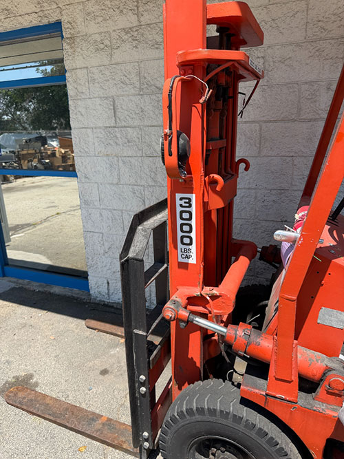 TOYOTA LPG FORKLIFT, MODEL 2FG15, 3,000 LB CAPACITY, 3-STAGE MAST, 3' FORKS, PNEUMATIC TIRES, LOAD LIGHTS, S/N 11511, (NOTE: NO HOUR METER ON THIS LIFT)-100