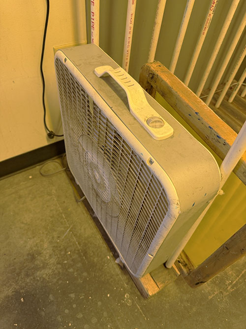 LOT - (3) 18" BOX FANS AND (1) BLOW DRYER-119