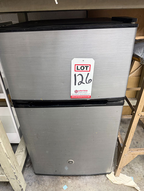 GE MINI REFRIGERATOR, 19" X 20" X 33" HT-126