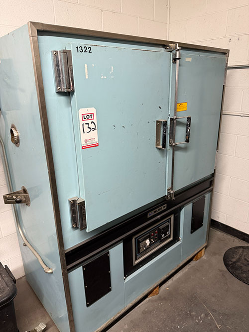 BLUE M INDUSTRIAL OVEN, (OUT OF SERVICE), MODEL DC-136F, S/N DC-2661, TEMP RANGE: 343°C/650°F-132