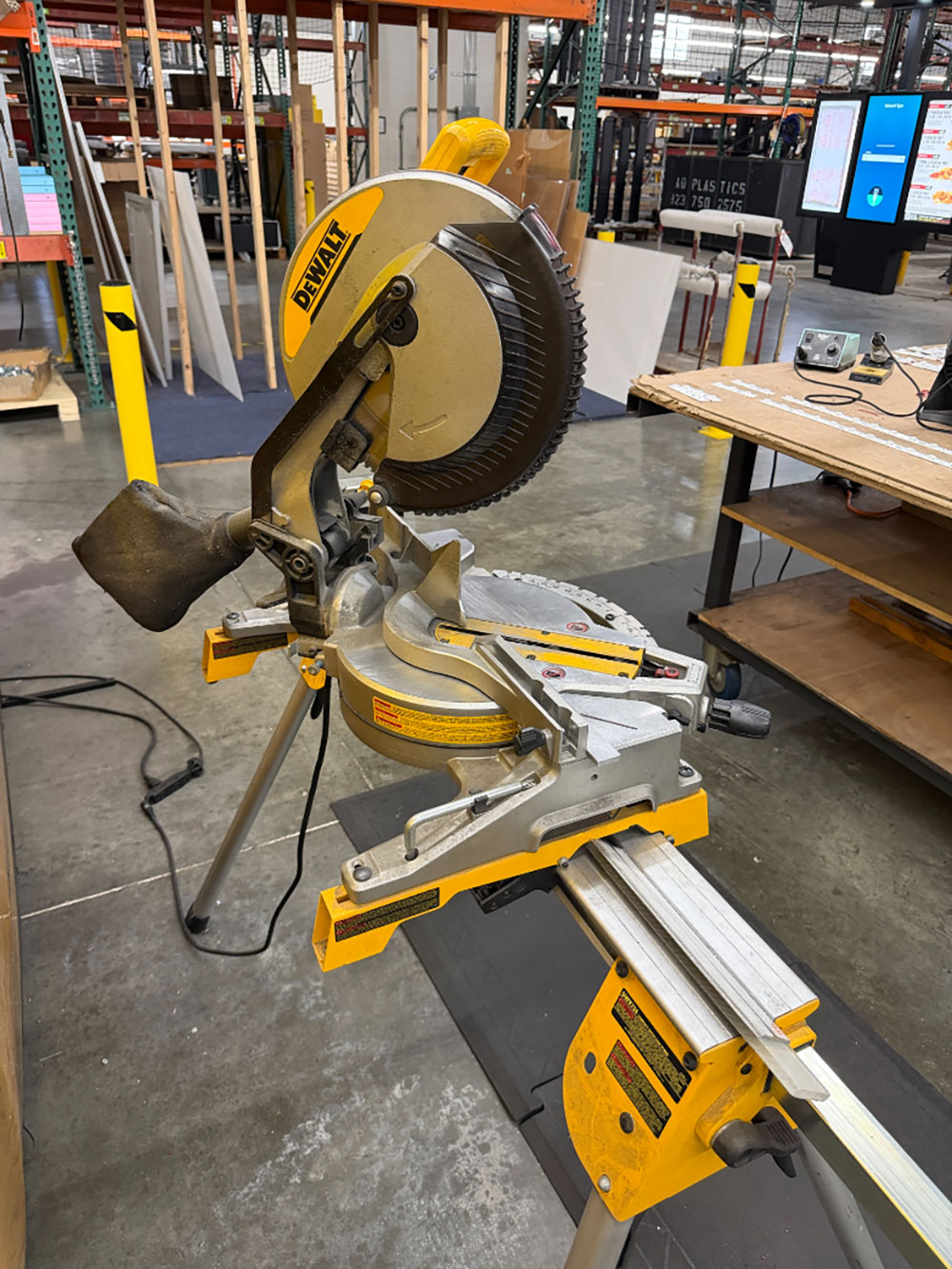 DEWALT 12" COMPOUND MITER SAW, MODEL DWS715, W/ DWX724 COMPACT MITER SAW STAND-16