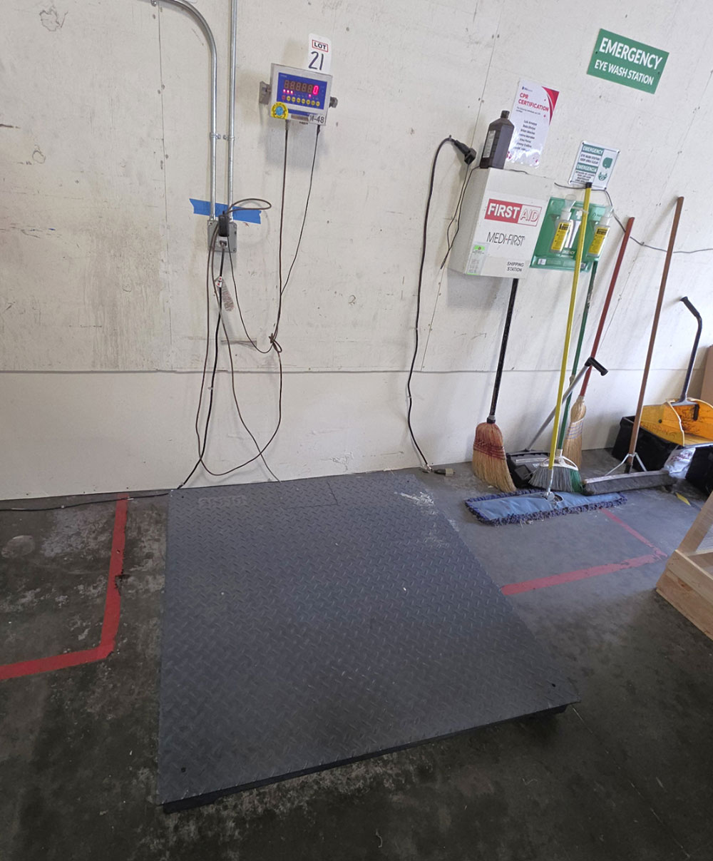 INDIANA SCALE CO. 4' X 4' PALLET SCALE, MODEL LP7620, 5,000 LB CAPACITY, W/ MODEL LP7510 DRO-21