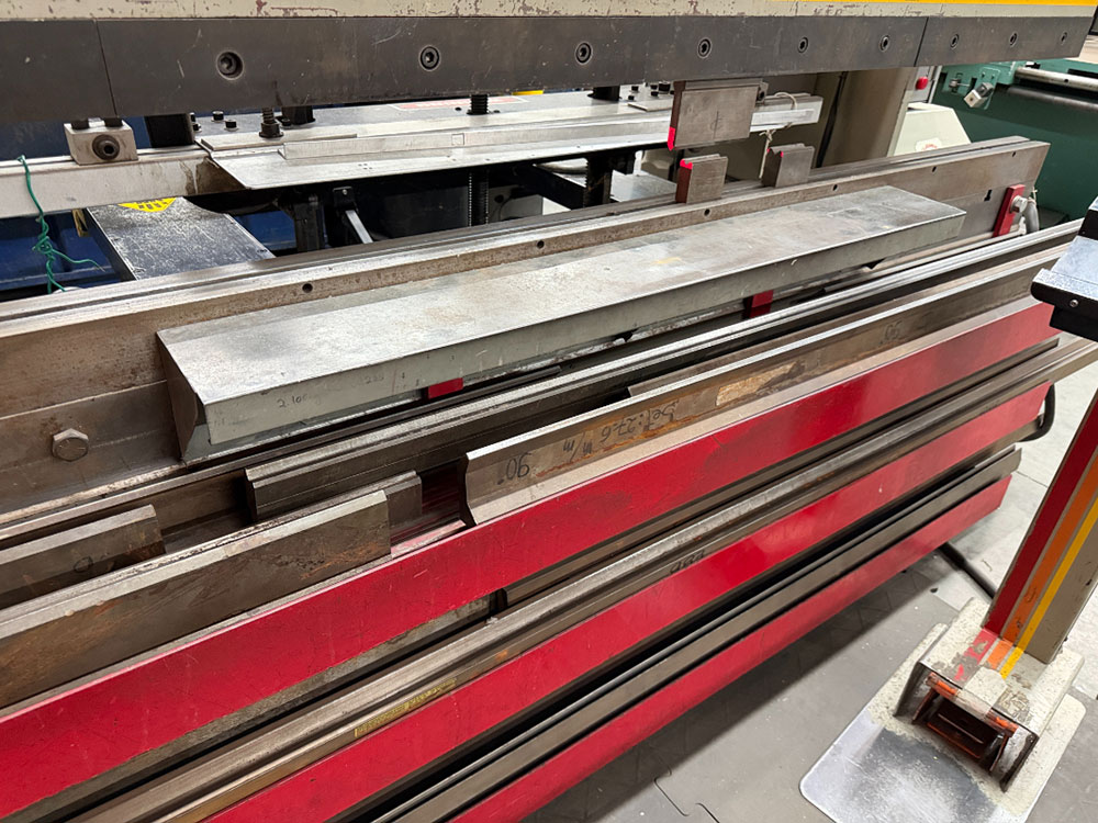 1991 ACCURPRESS 7608 PRESS BRAKE, 60 TON X 8' BED, ACCURPRESS CNC GAUGE SYSTEM, S/N 1846-55