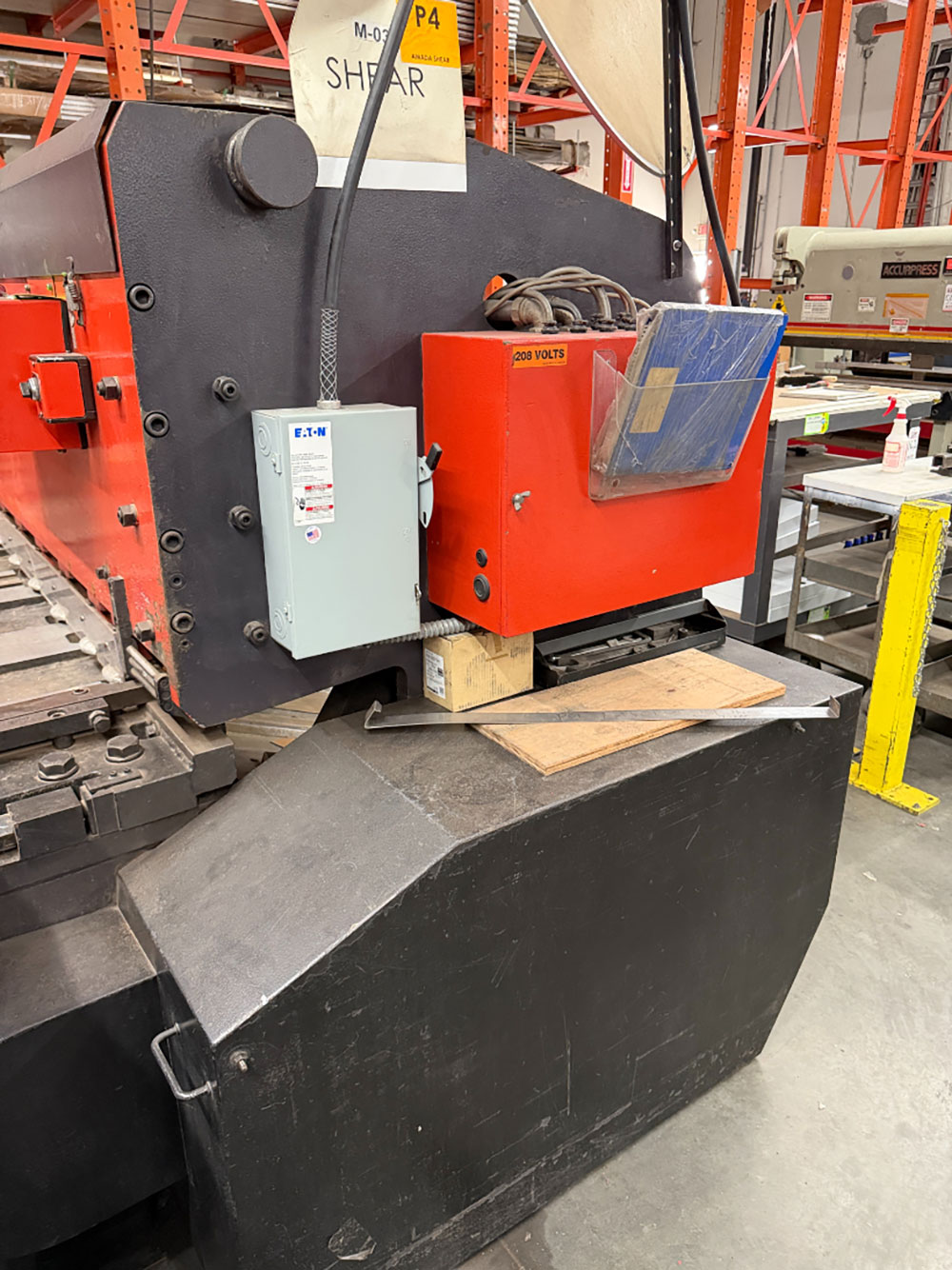 1991 AMADA 3060 POWER SQUARING SHEAR, FOOT PEDAL, FRONT SUPPORT ARMS, OPERATOR CONTROL PANEL, SHEET METAL FABRICATION SUPPORT, S/N 30600619-56