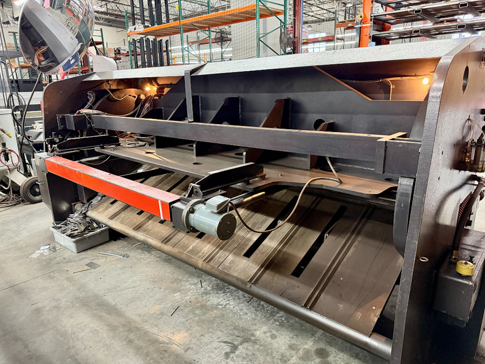 1991 AMADA 3060 POWER SQUARING SHEAR, FOOT PEDAL, FRONT SUPPORT ARMS, OPERATOR CONTROL PANEL, SHEET METAL FABRICATION SUPPORT, S/N 30600619-56