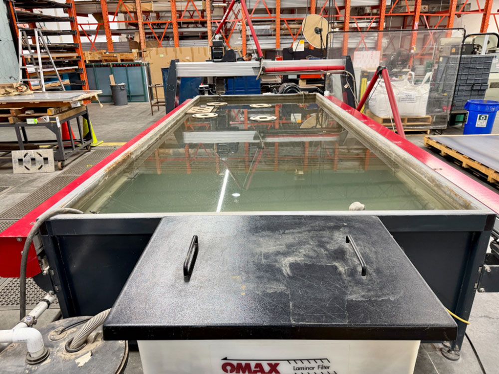 OMAX-2022 OMAX MAXIEM M2040 ABRASIVE WATERJET CUTTING SYSTEM, 3-AXIS CUTTING HEAD, TABLE SIZE: 13' 4" X 7'0" XY,  CUTTING TRAVEL: 13' 4" X 6' 8", Z-AXIS TRAVEL: 12", MAXJET 5I NOZZLE, 600 LB. ABRASIVE HOPPER, PULL-TO-OPEN VALVE SINGLE NOZZLE, WATER FILTER, CUTTING TABLE, S/N M20405268-57